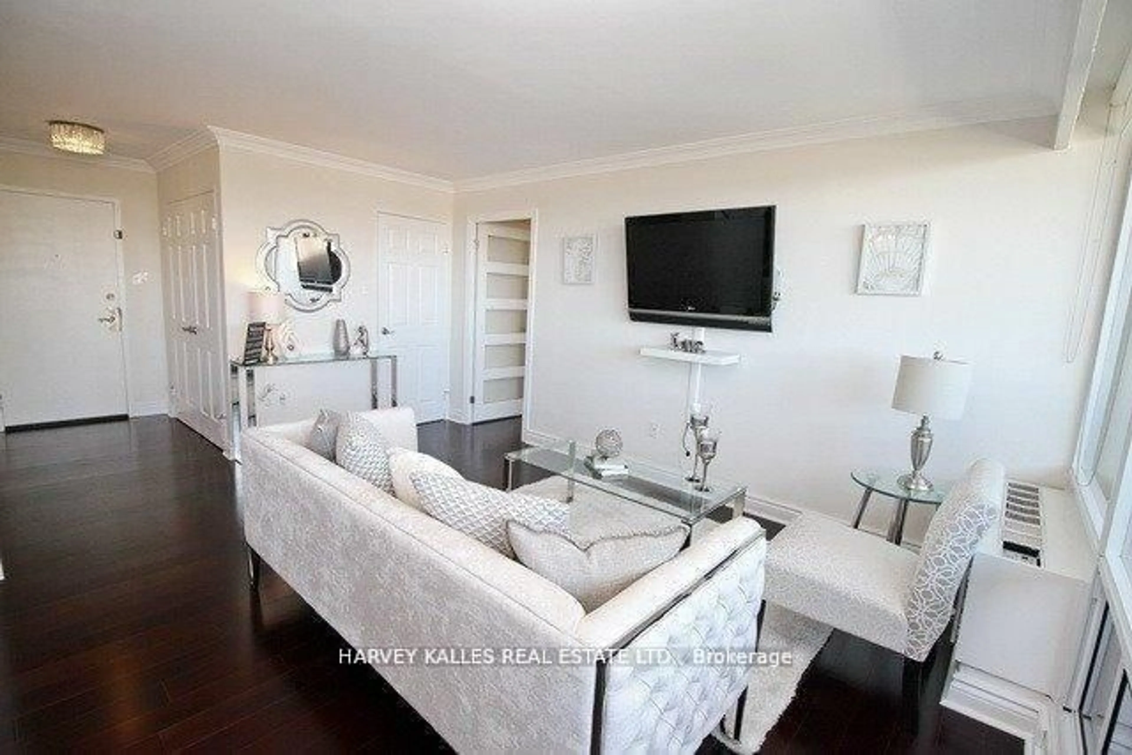Living room with furniture, wood/laminate floor for 3555 Bathurst St #602, Toronto Ontario M6A 2Y8