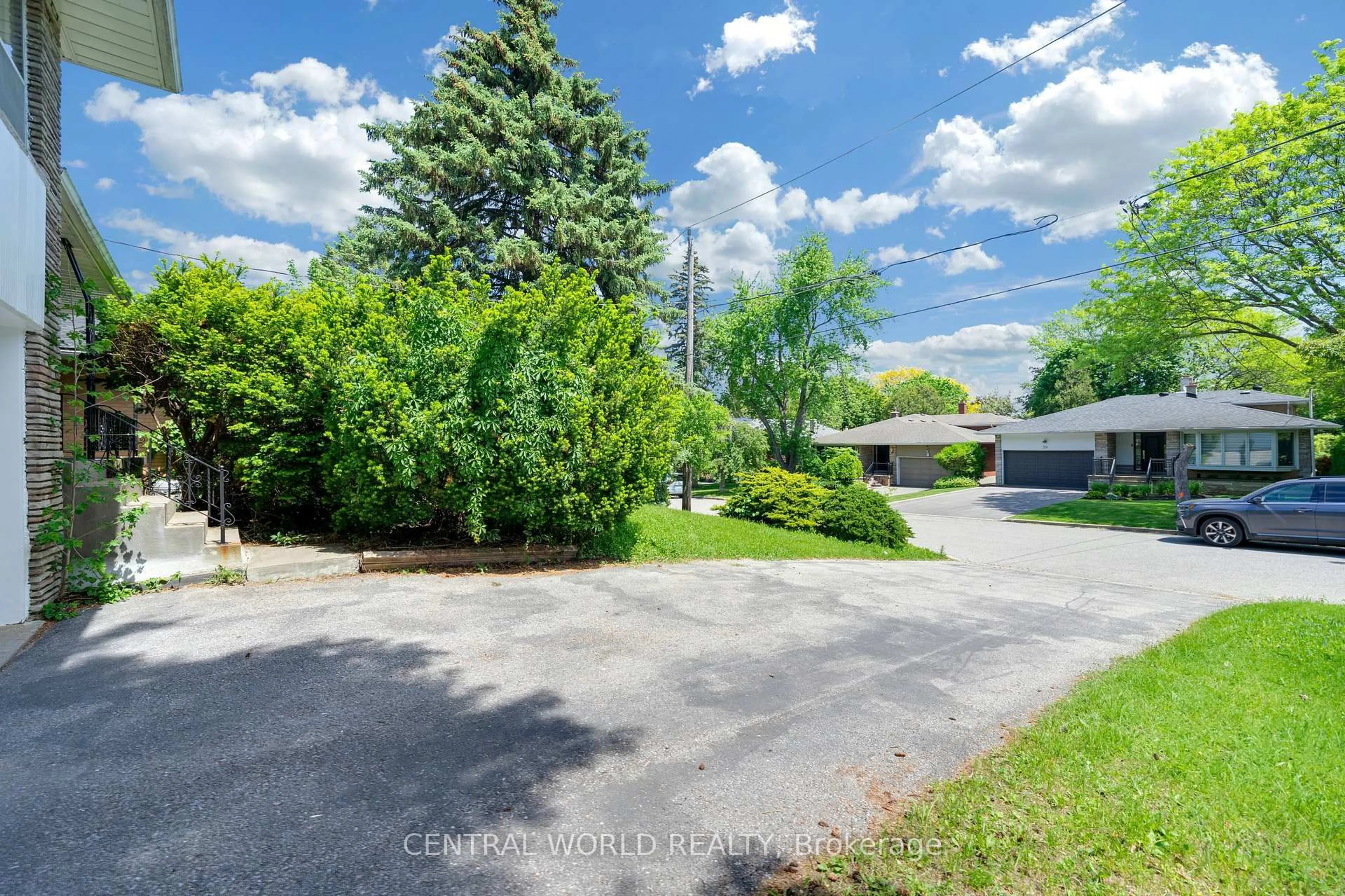 A pic from outside/outdoor area/front of a property/back of a property/a pic from drone, street for 38 Denrock Dr, Toronto Ontario M2K 1R2