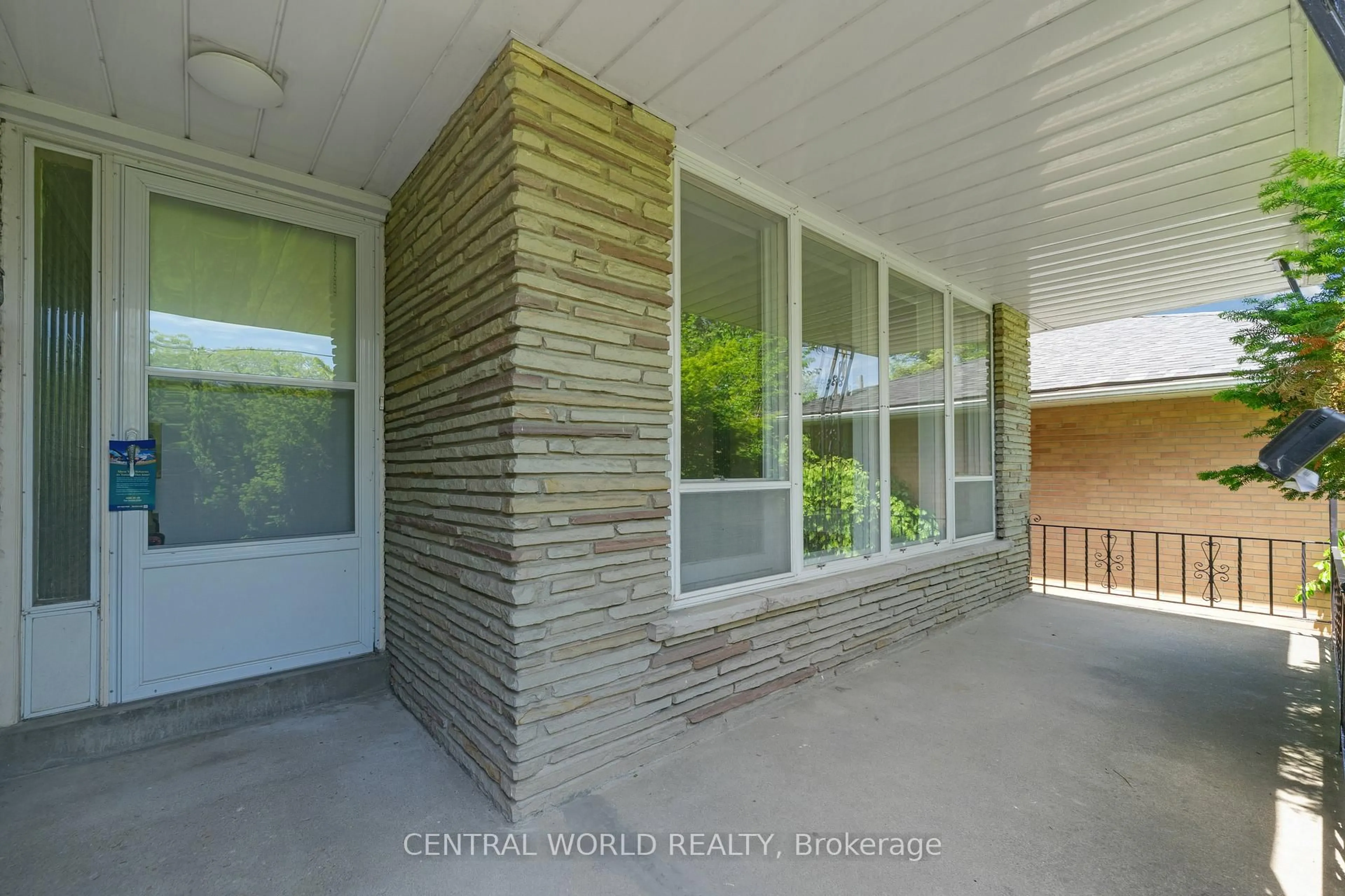 Indoor entryway for 38 Denrock Dr, Toronto Ontario M2K 1R2