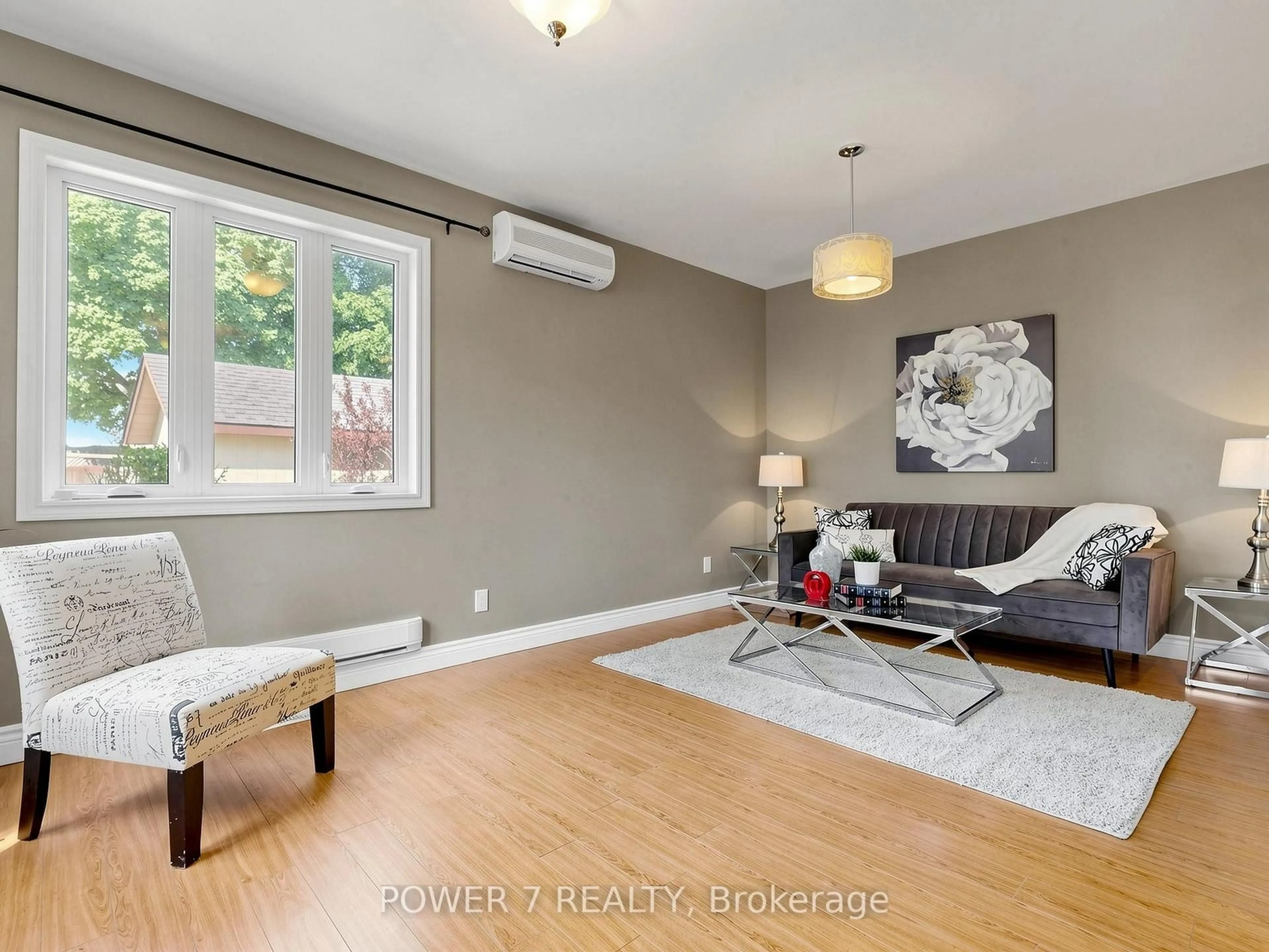 Living room with furniture, wood/laminate floor for 379 Hollyberry Tr, Toronto Ontario M2H 2P5