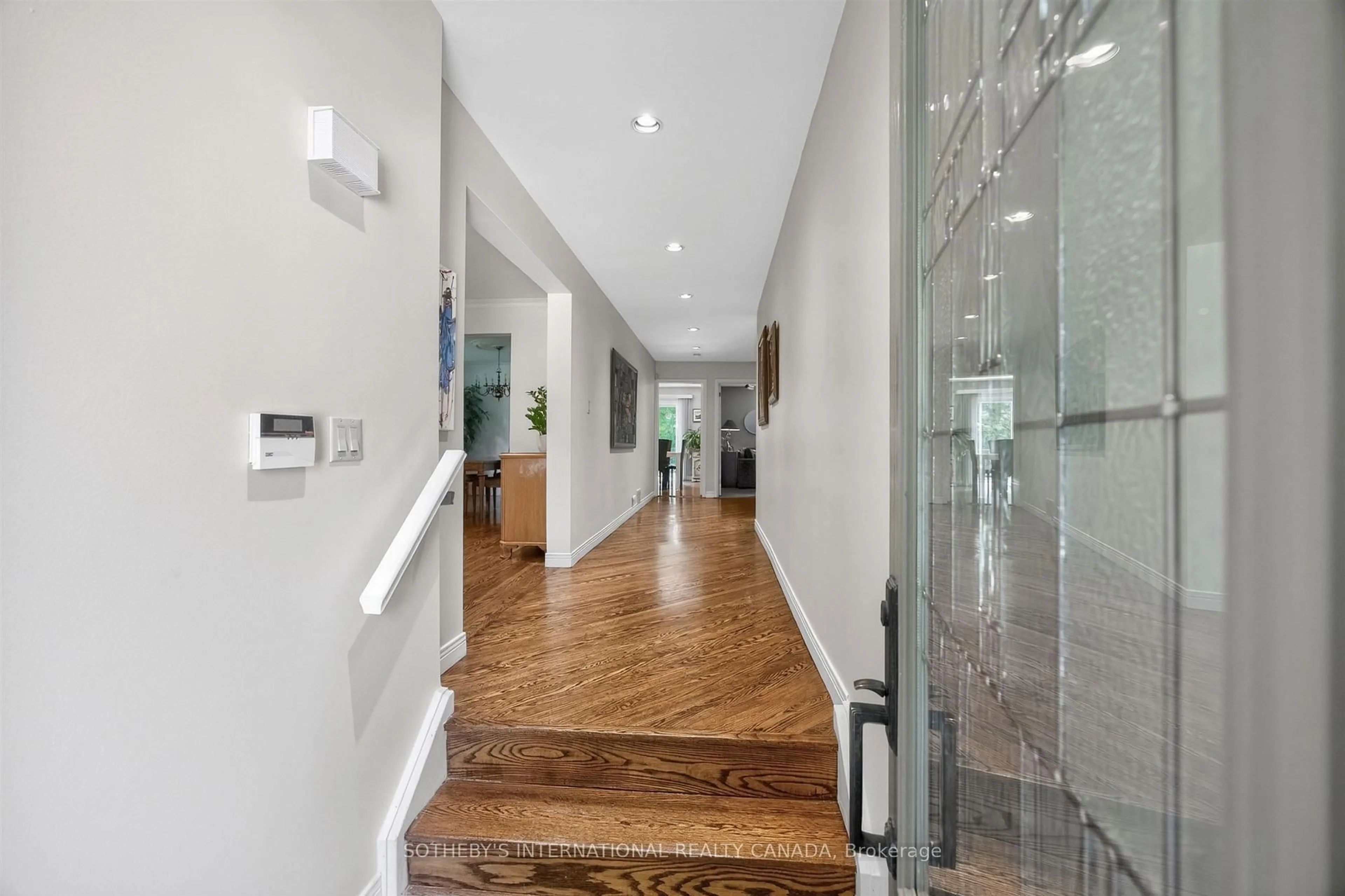 Indoor foyer for 25 Gossamer Ave, Toronto Ontario M2M 2X3