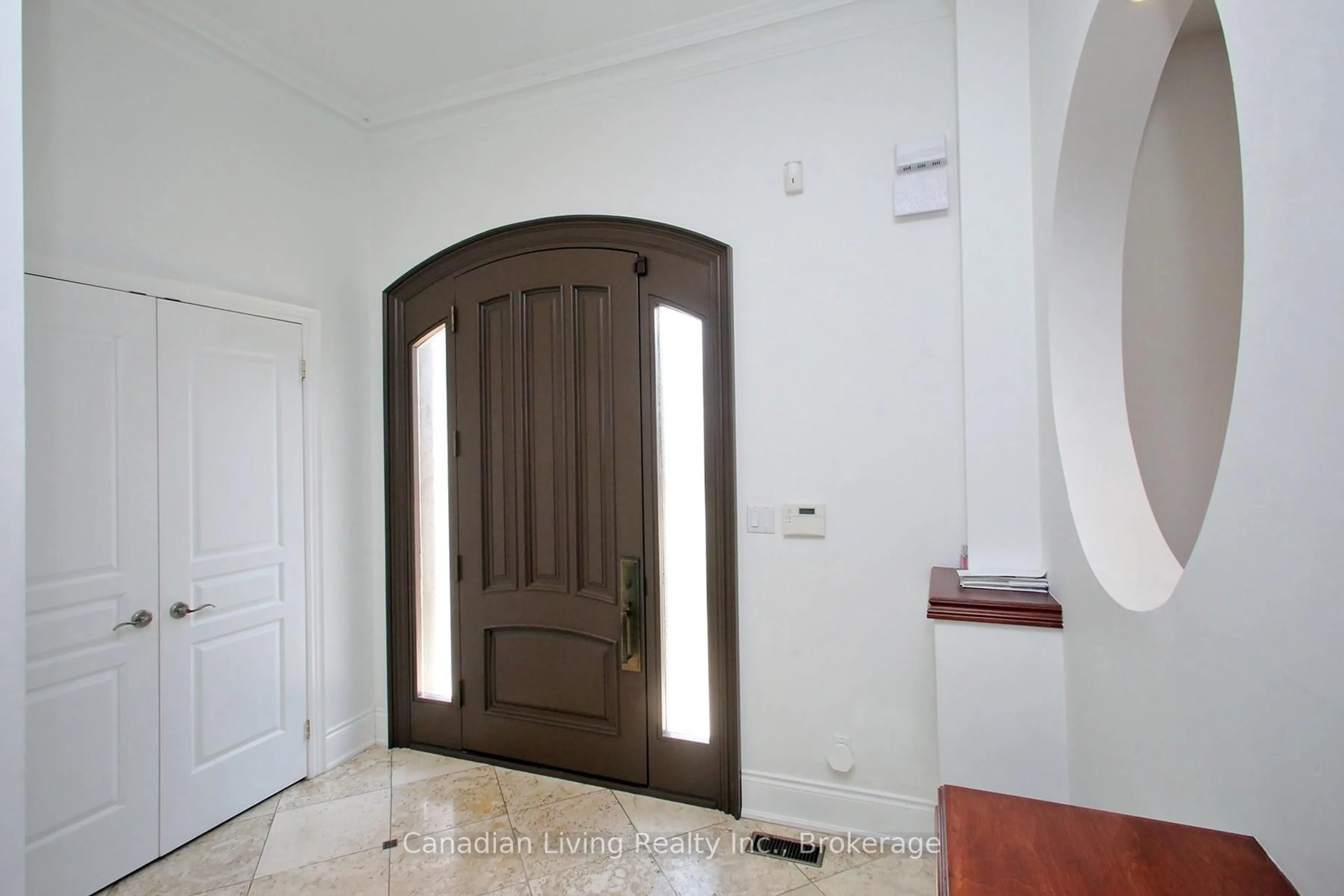 Indoor foyer for 374 Glengarry Ave, Toronto Ontario M5M 1E8