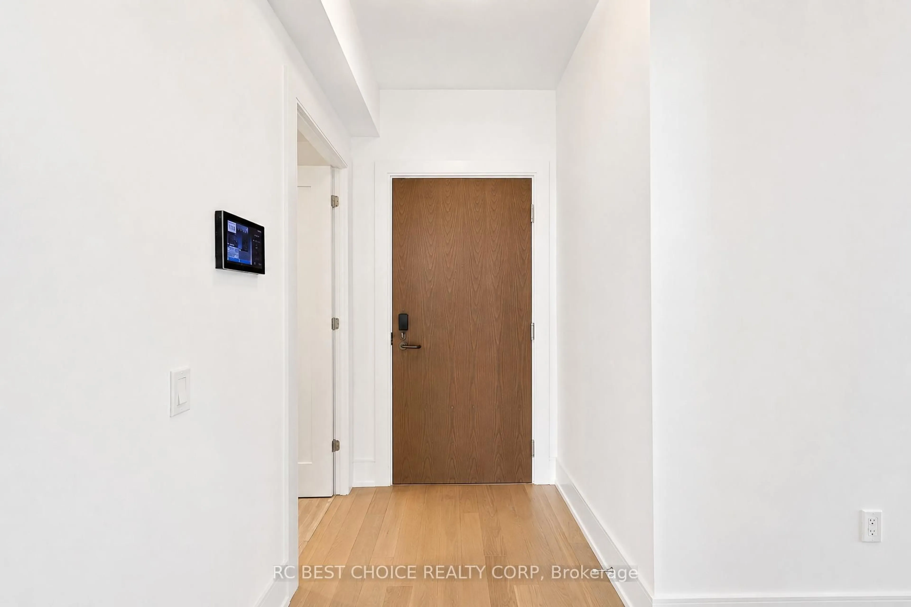 Indoor entryway for 30 Inn On The Park Dr #3309, Toronto Ontario M3C 0P8