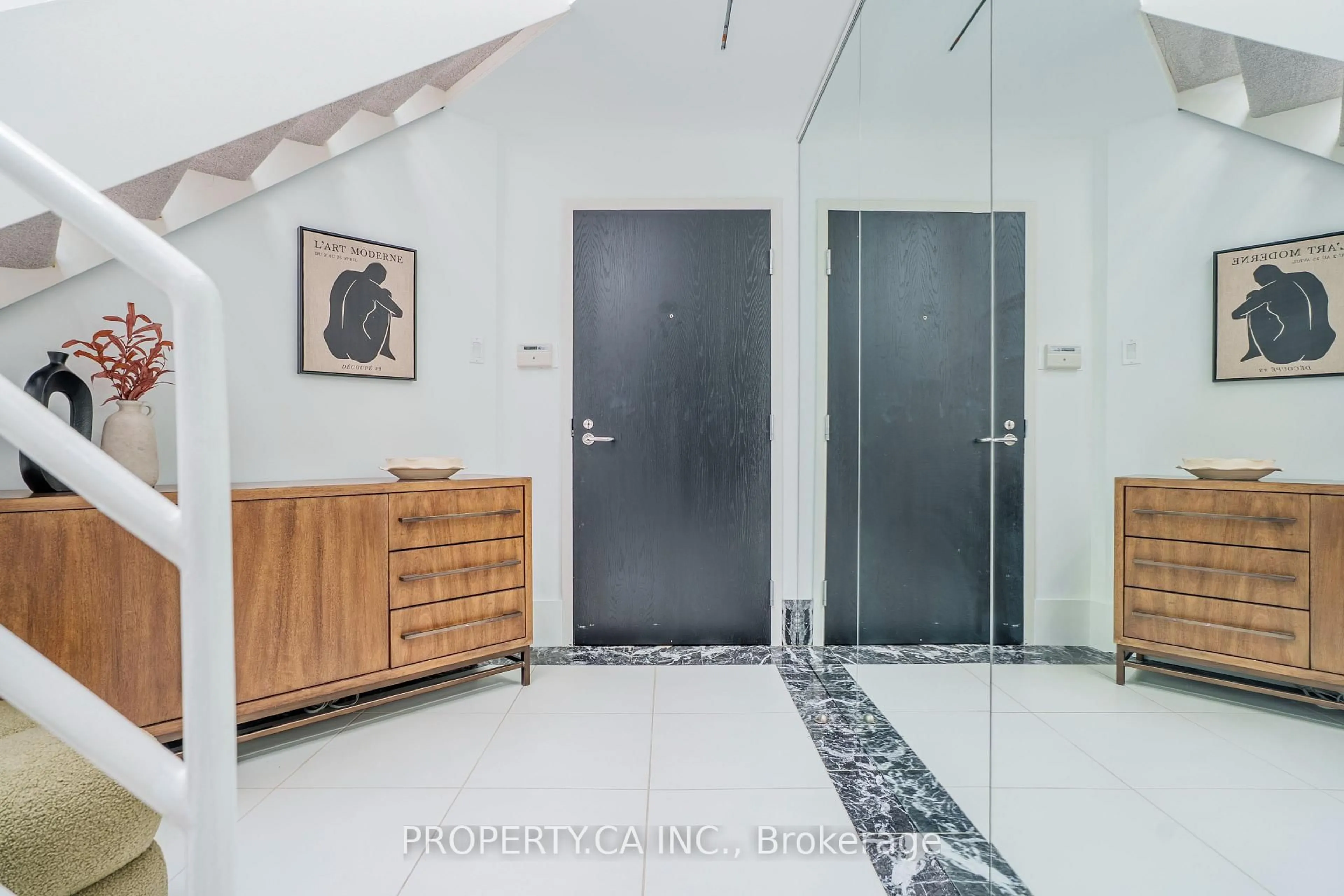 Indoor foyer for 401 Queens Quay #707, Toronto Ontario M5V 2Y2