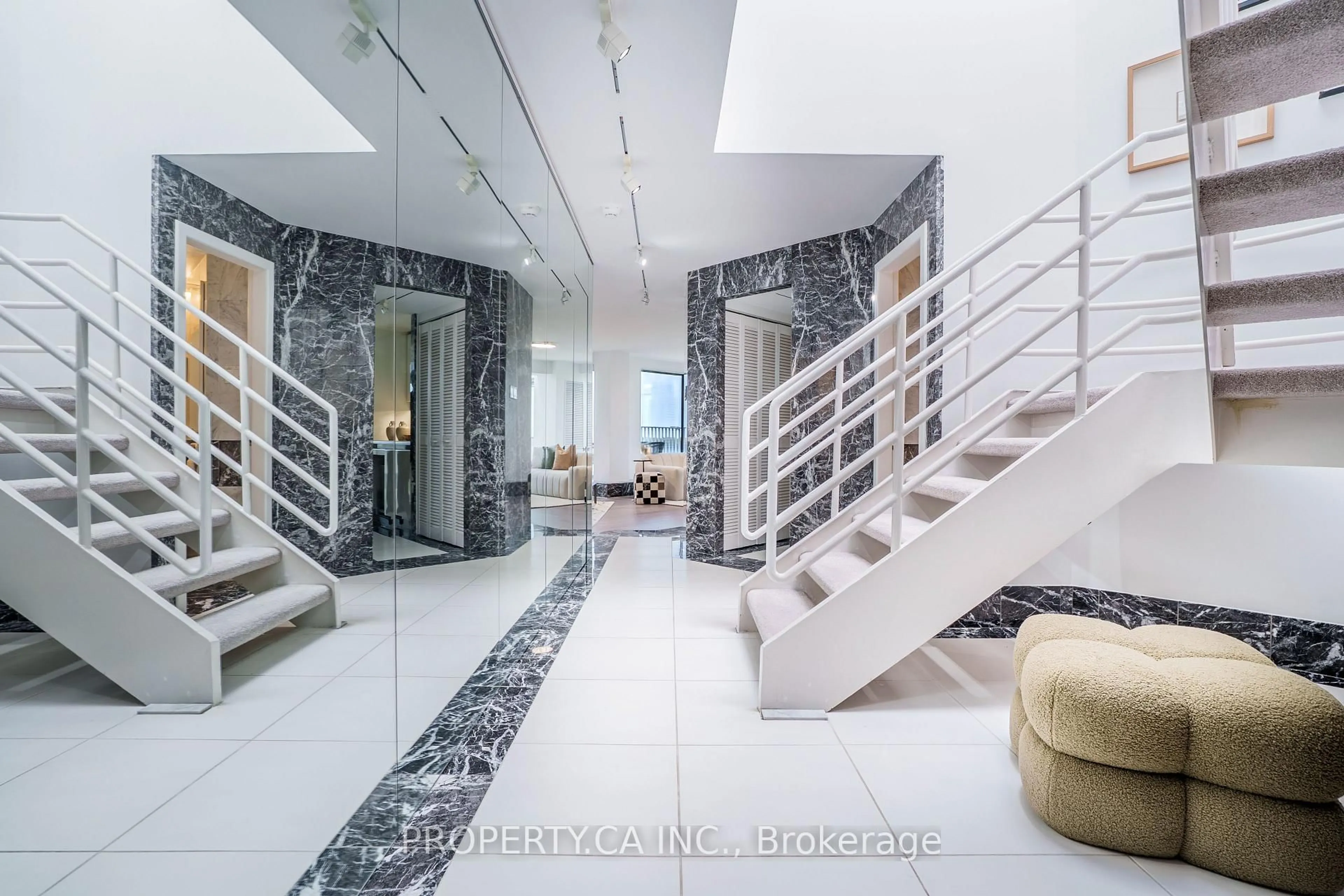 Indoor foyer for 401 Queens Quay #707, Toronto Ontario M5V 2Y2