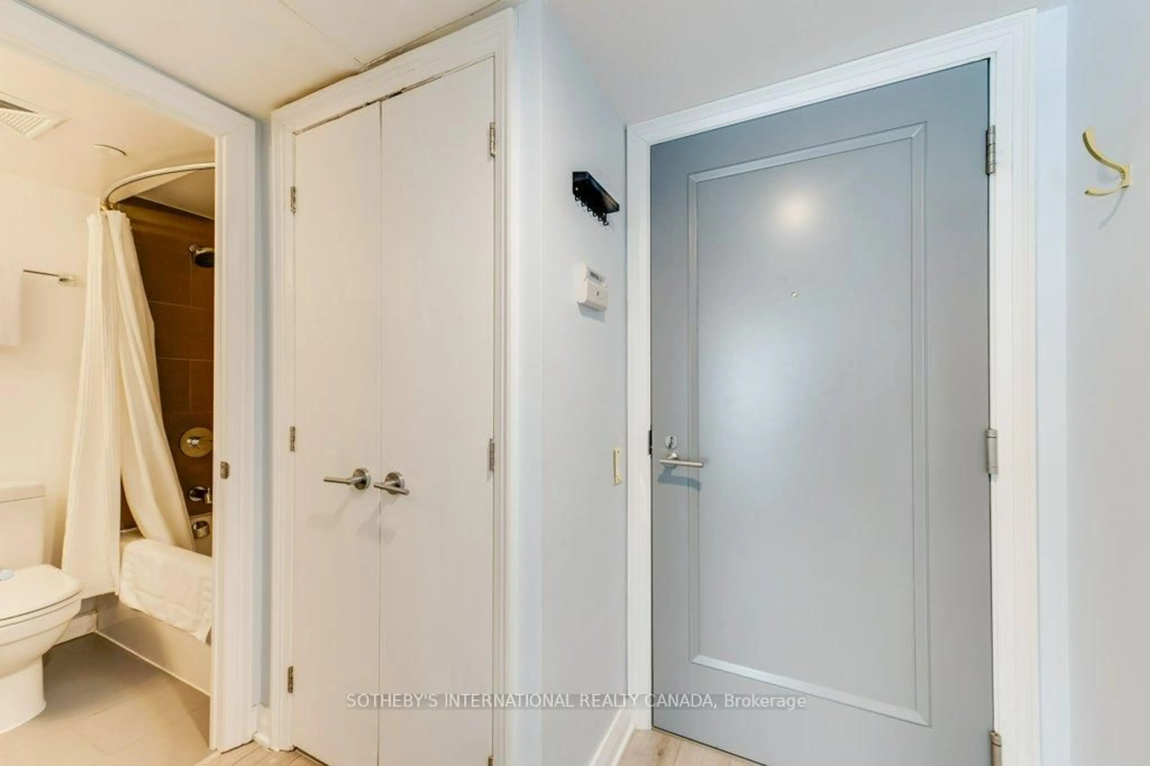 Indoor entryway for 155 Yorkville Ave #409, Toronto Ontario M5R 0B4