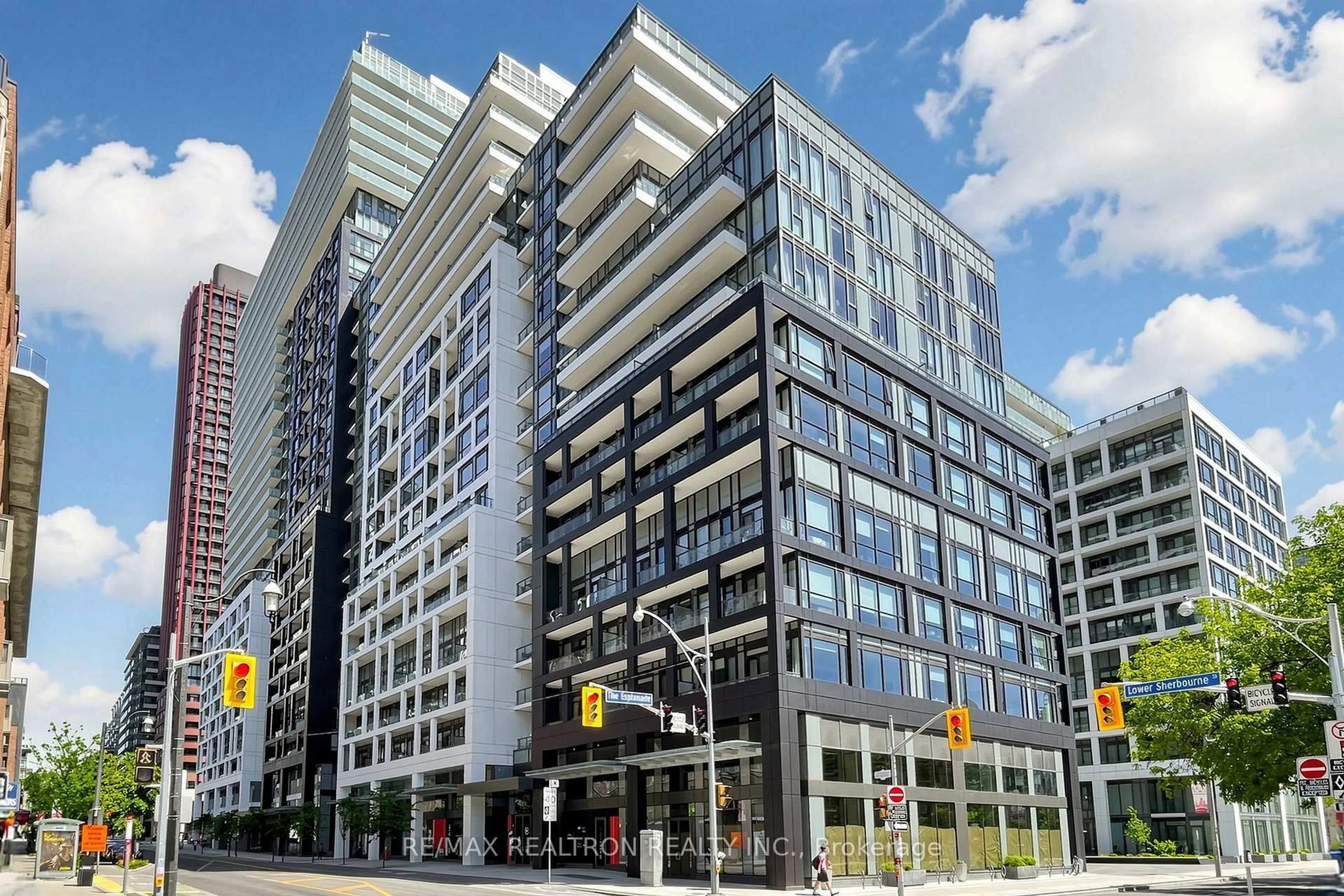 Patio, building for 121 Lower Sherbourne St #226, Toronto Ontario M5A 0W8