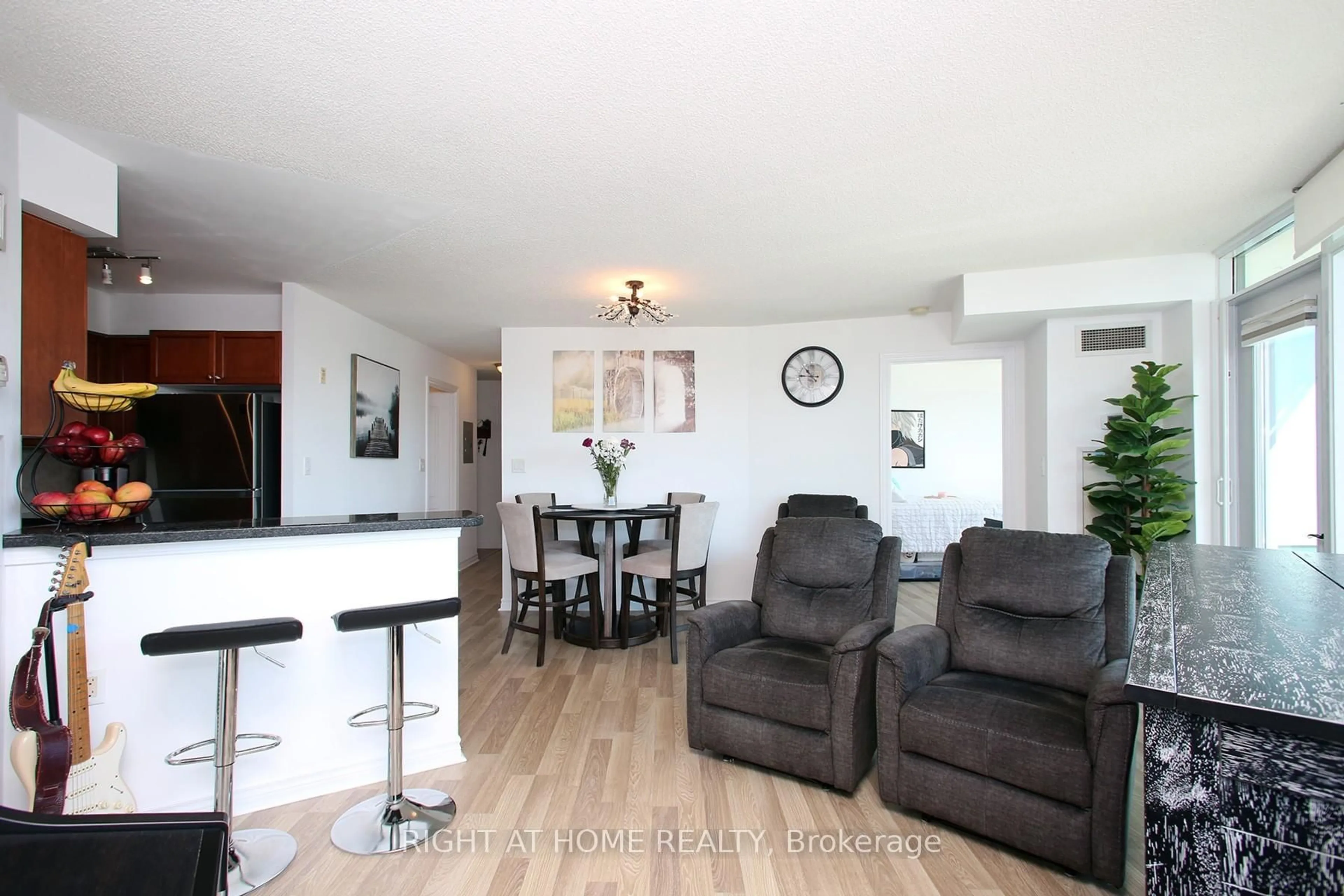 Living room with furniture, wood/laminate floor for 3830 Bathurst St #505, Toronto Ontario M3H 6C5
