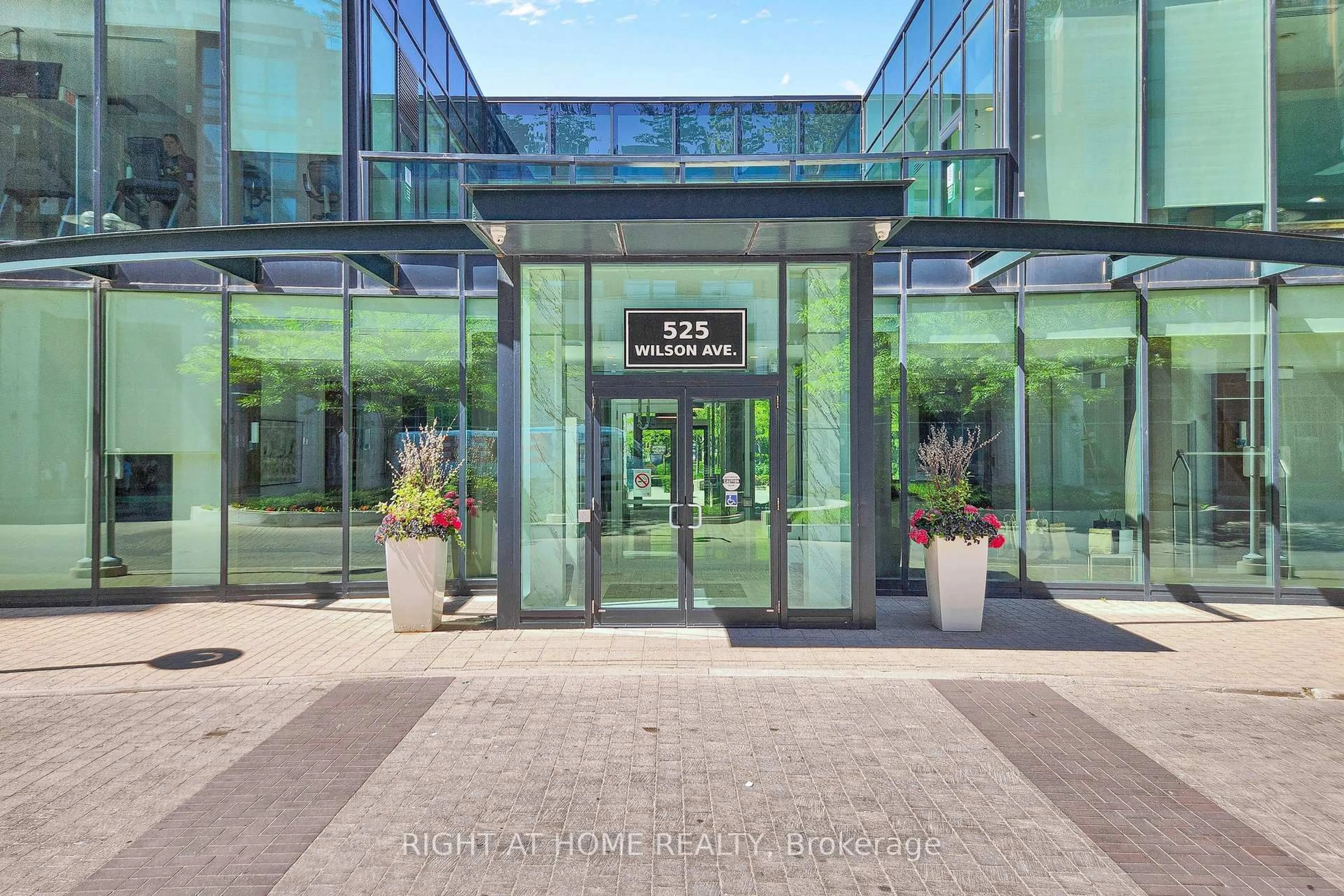Indoor foyer for 525 Wilson Ave #326, Toronto Ontario M3H 0A7