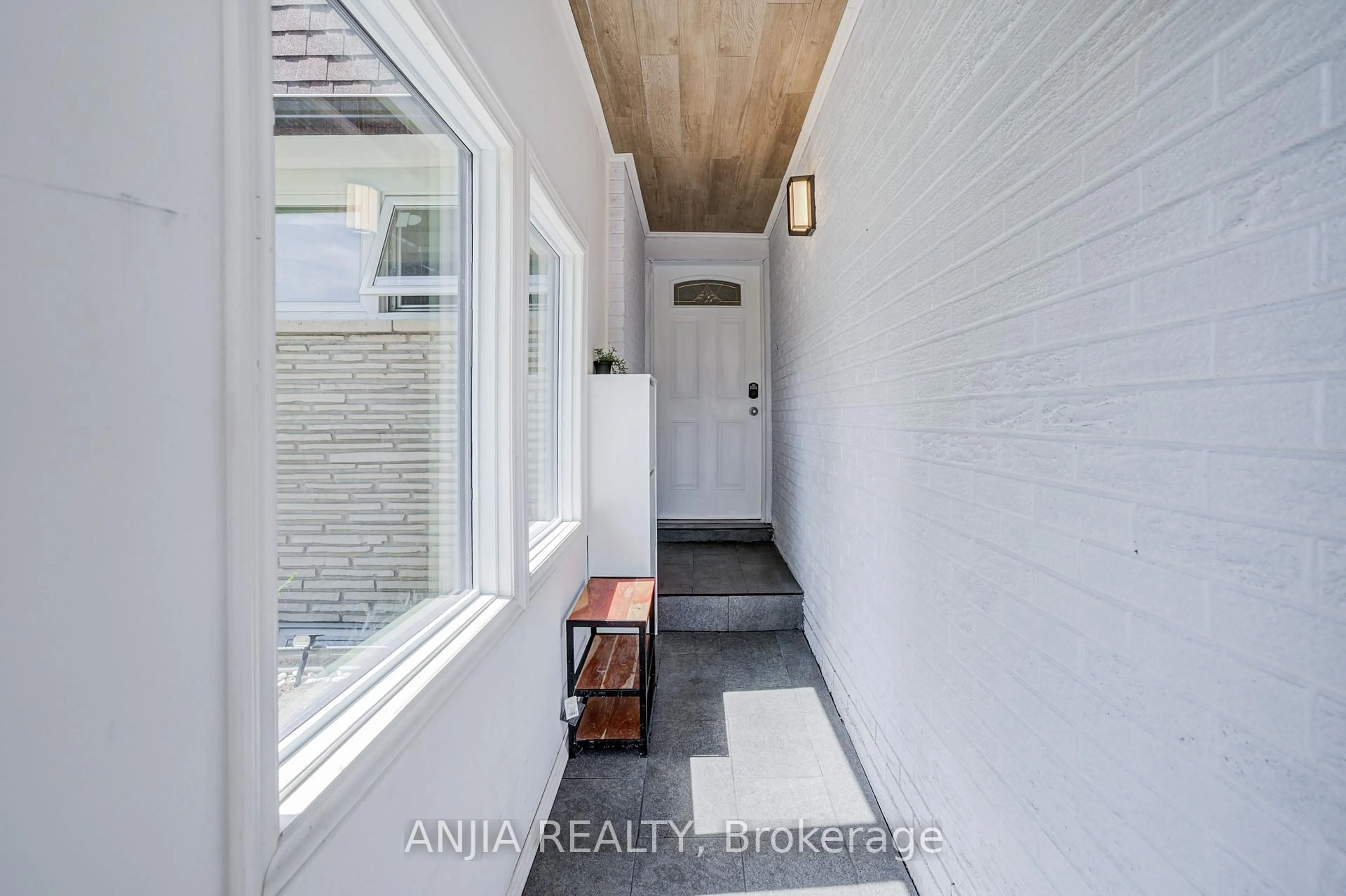 Indoor entryway for 272 McNicoll Ave, Toronto Ontario M2H 2C7
