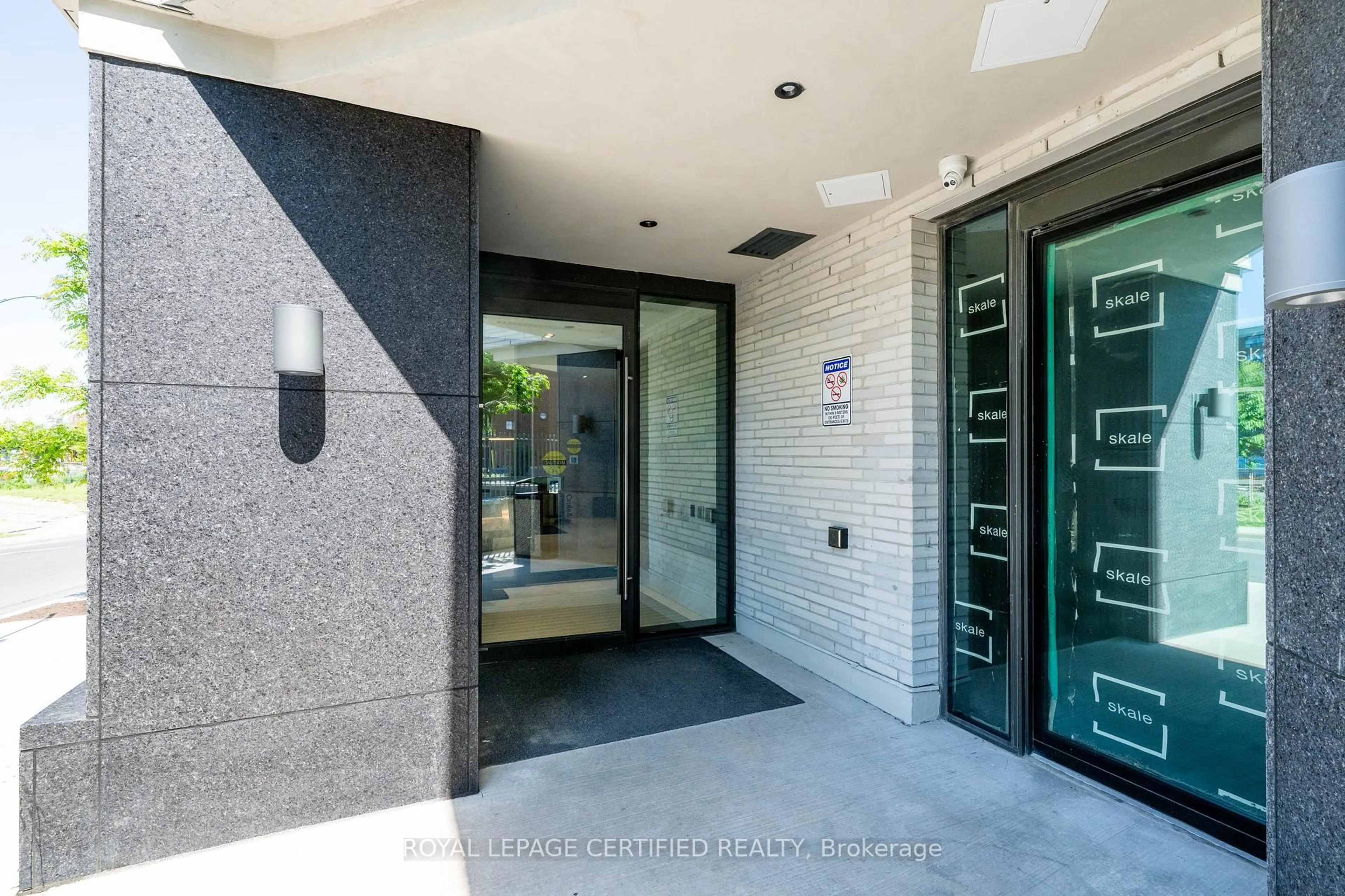 Indoor foyer for 200 Sudbury St #411, Toronto Ontario M6H 0H1
