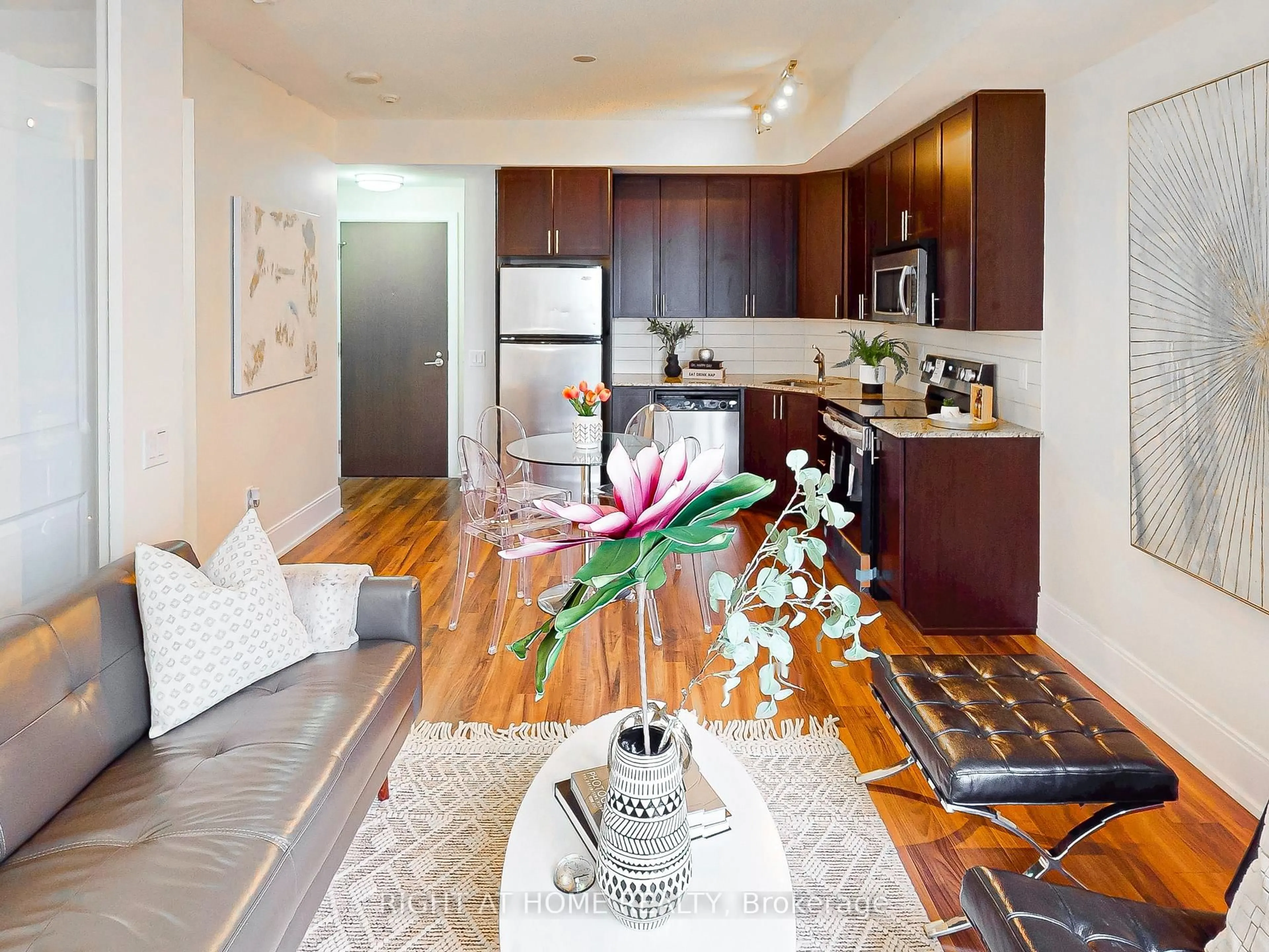 Open concept kitchen, wood/laminate floor for 560 Front St #1232, Toronto Ontario M5V 1C1