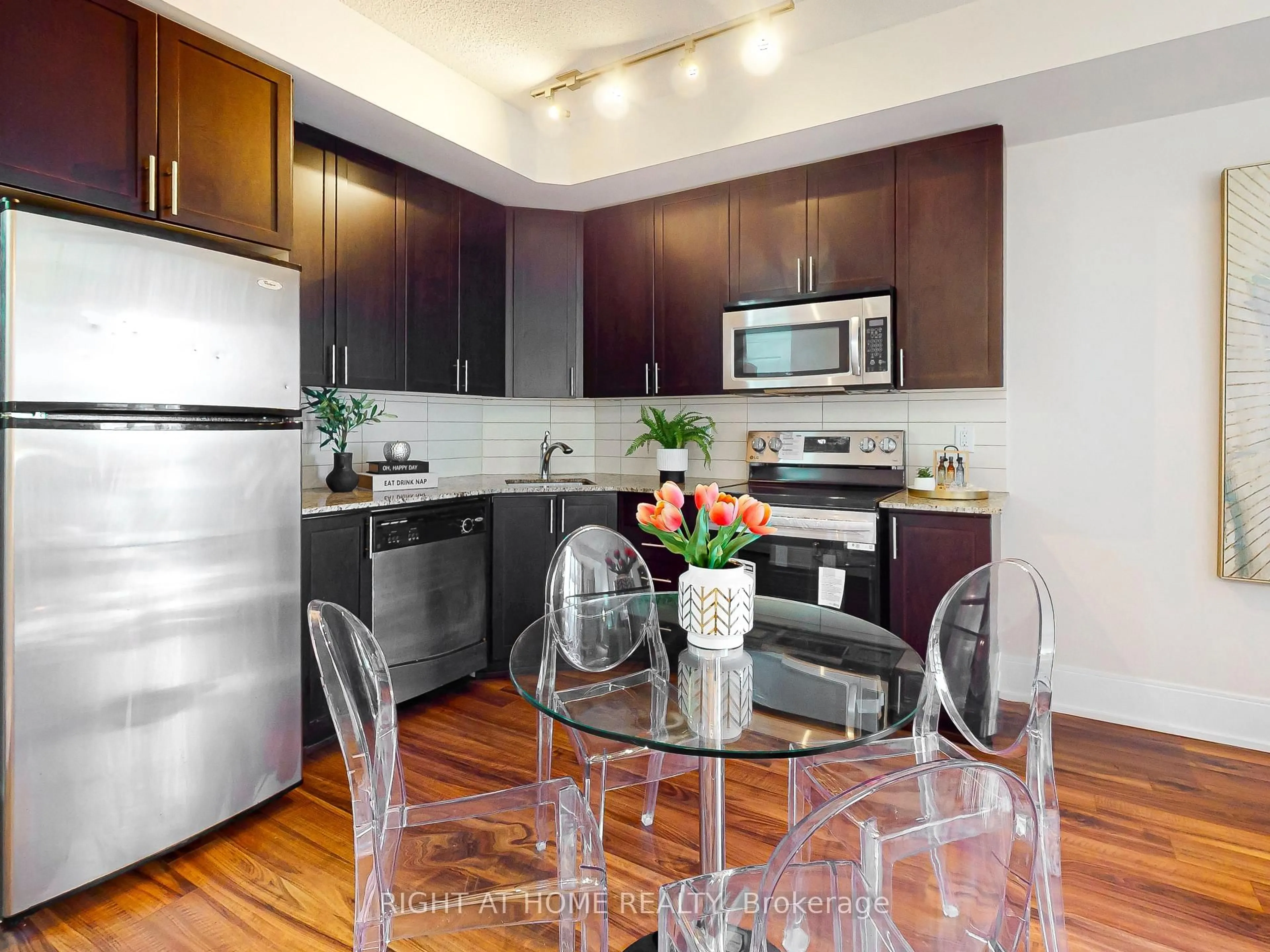 Standard kitchen, wood/laminate floor for 560 Front St #1232, Toronto Ontario M5V 1C1