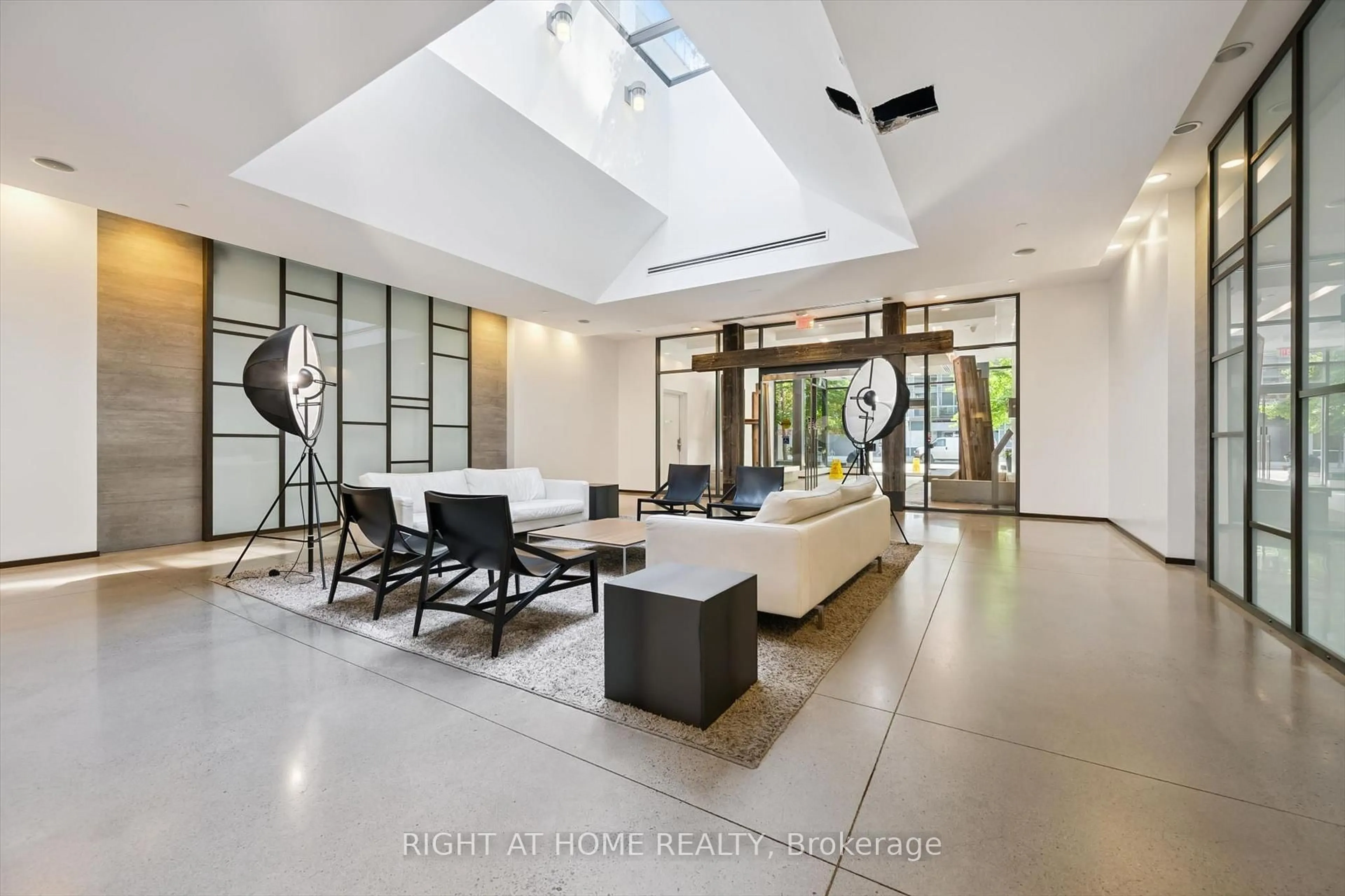 Indoor foyer for 1030 King St #418, Toronto Ontario M6K 3N3