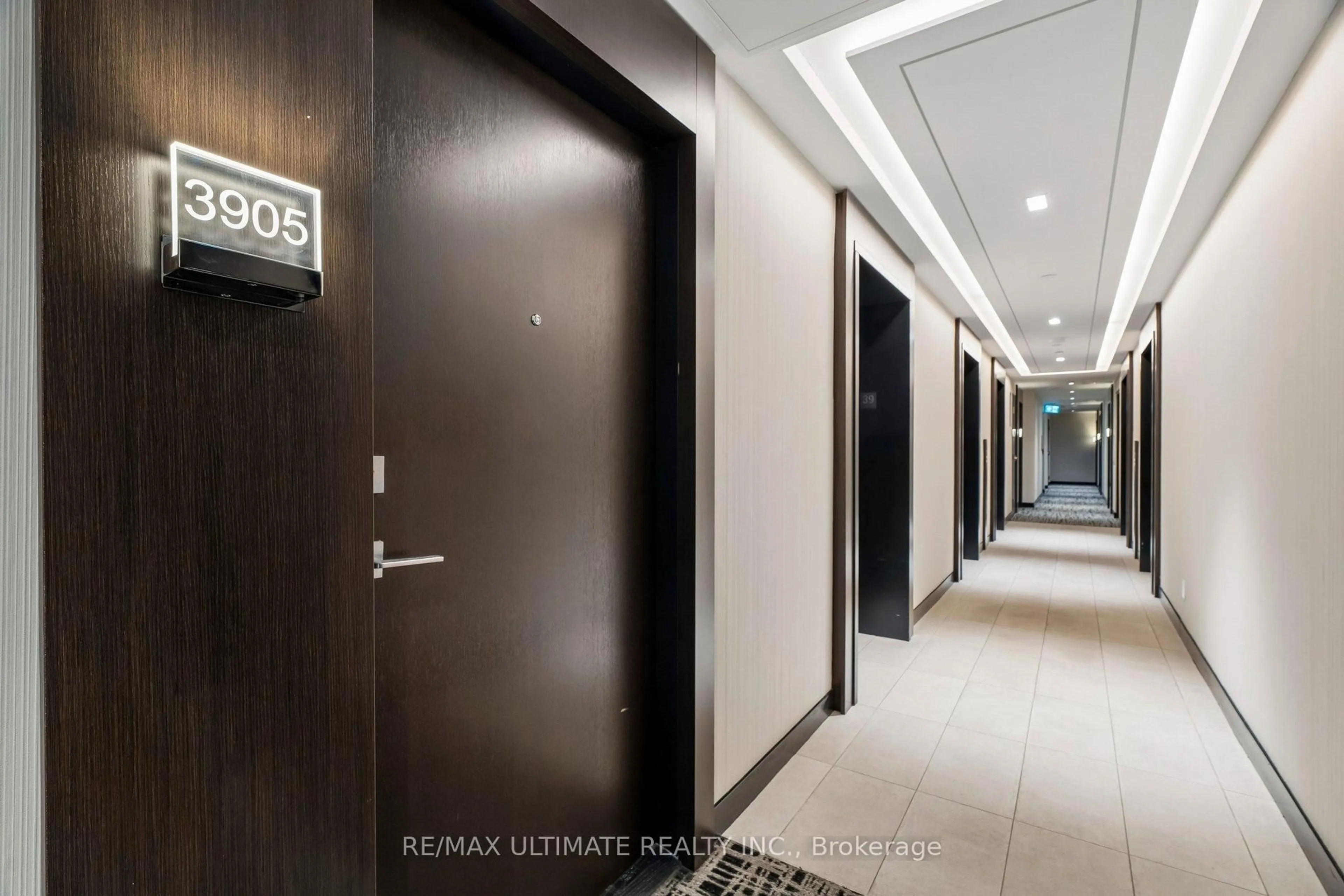 Indoor foyer for 2221 Yonge St #3905, Toronto Ontario M4S 2B4