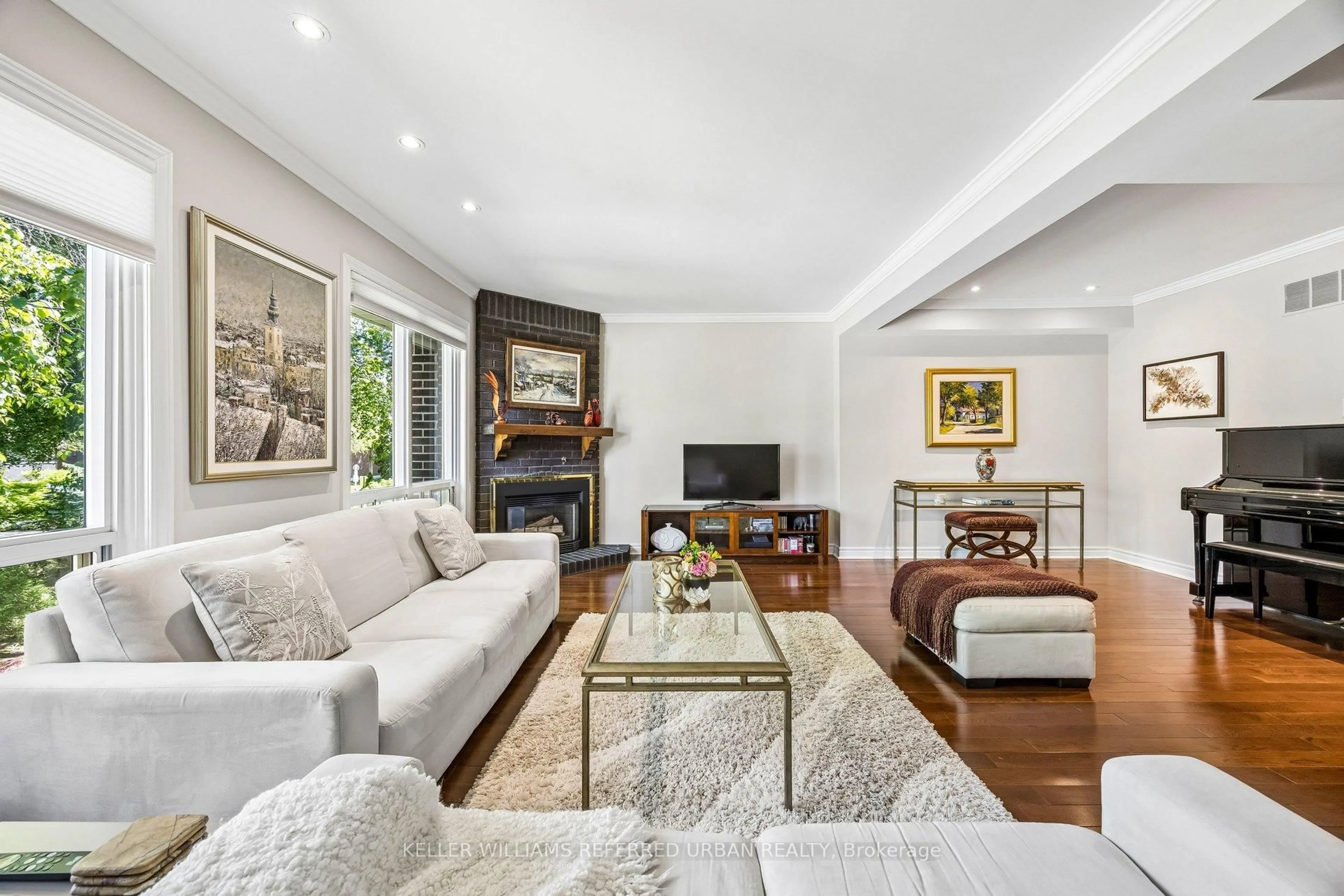 Living room with furniture, unknown for 31 Flaming Roseway, Toronto Ontario M2N 5W8