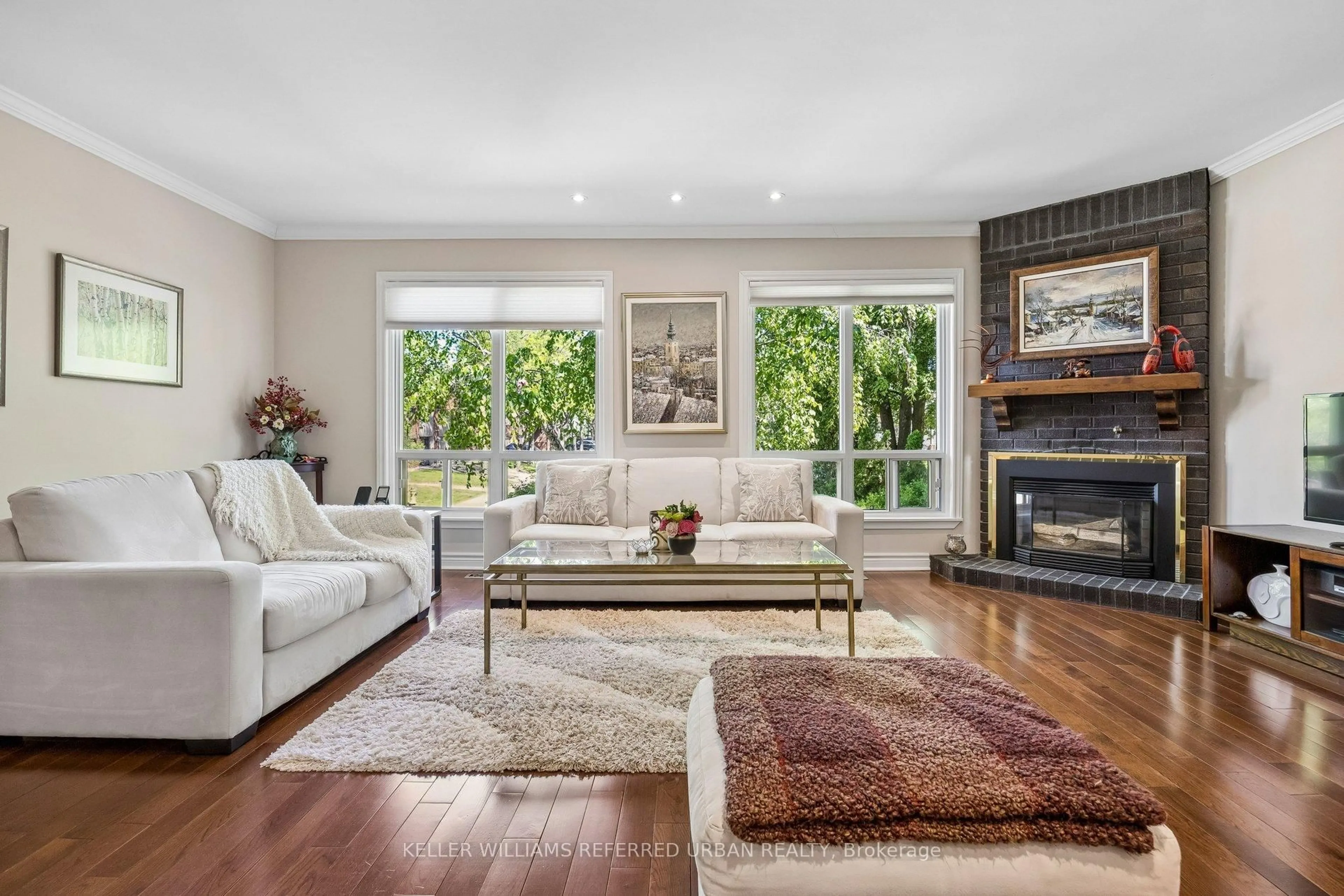 Living room with furniture, unknown for 31 Flaming Roseway, Toronto Ontario M2N 5W8