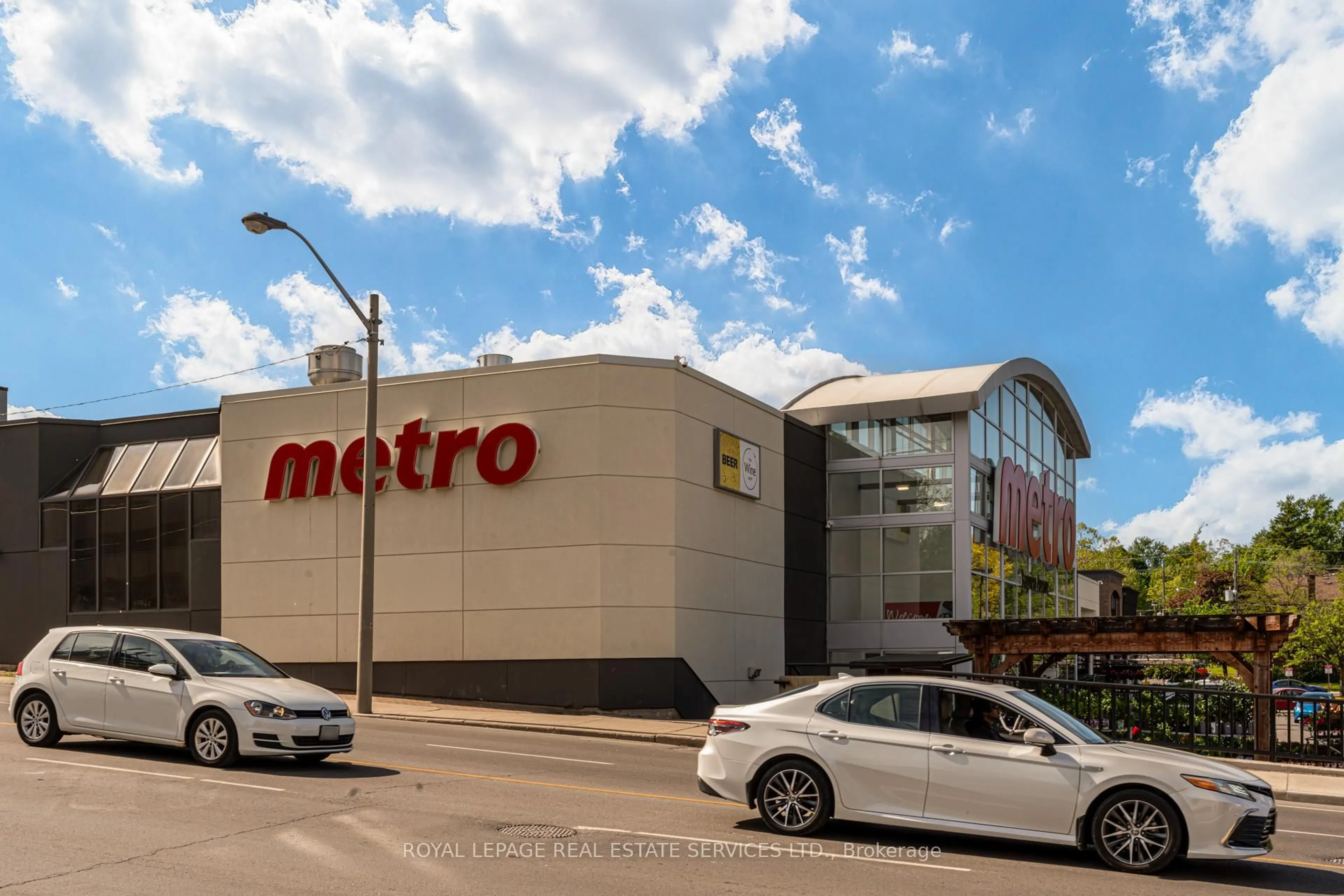 Patio, street for 1750 Bayview Ave #202, Toronto Ontario M4G 4H6