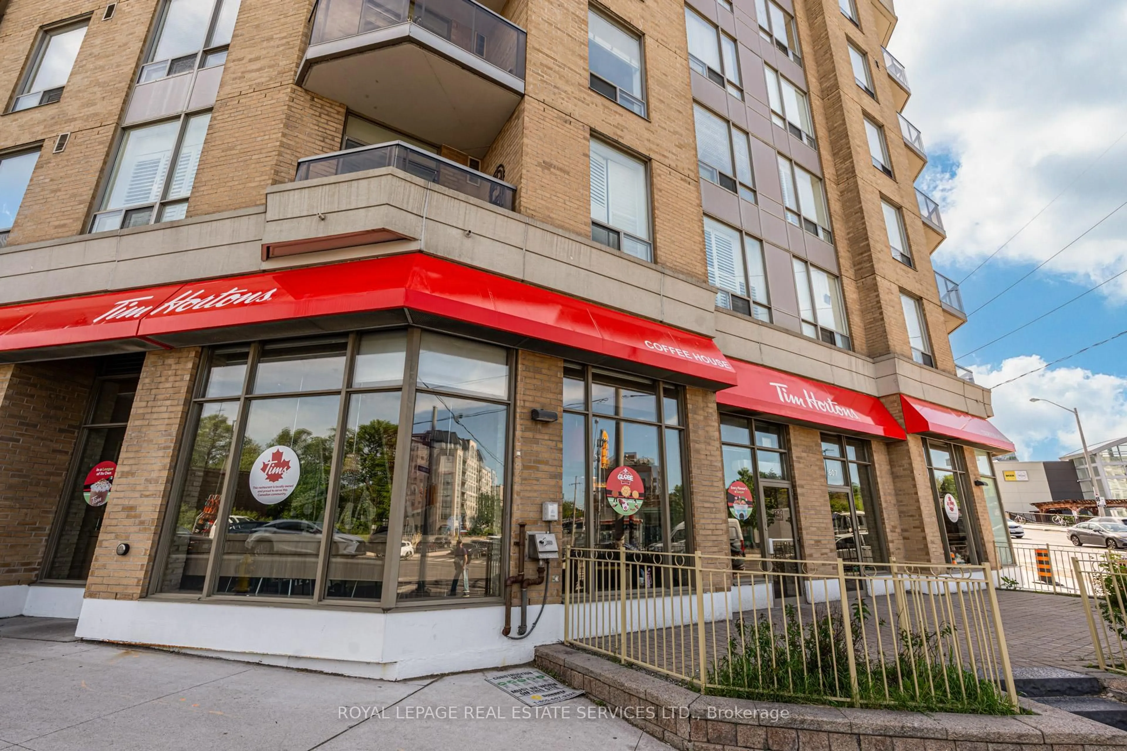 Patio, building for 1750 Bayview Ave #202, Toronto Ontario M4G 4H6