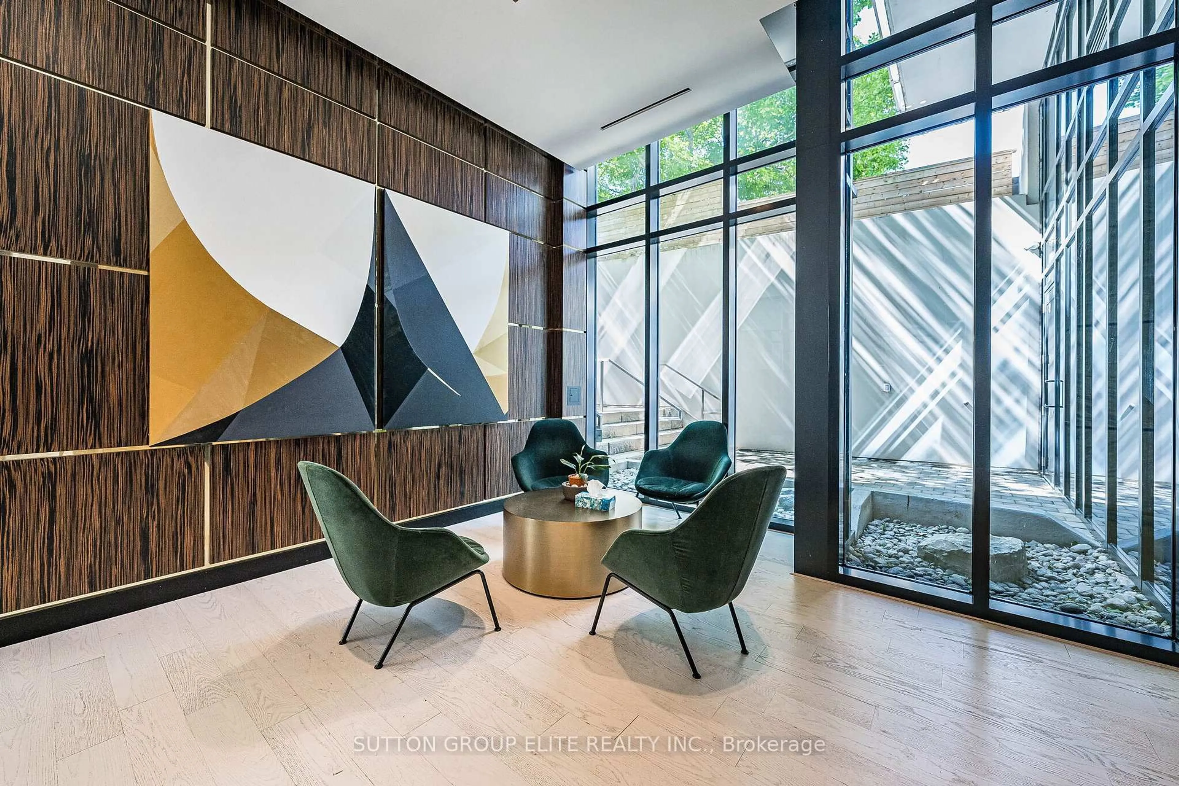 Indoor foyer for 3018 Yonge St #814, Toronto Ontario M4N 0A5