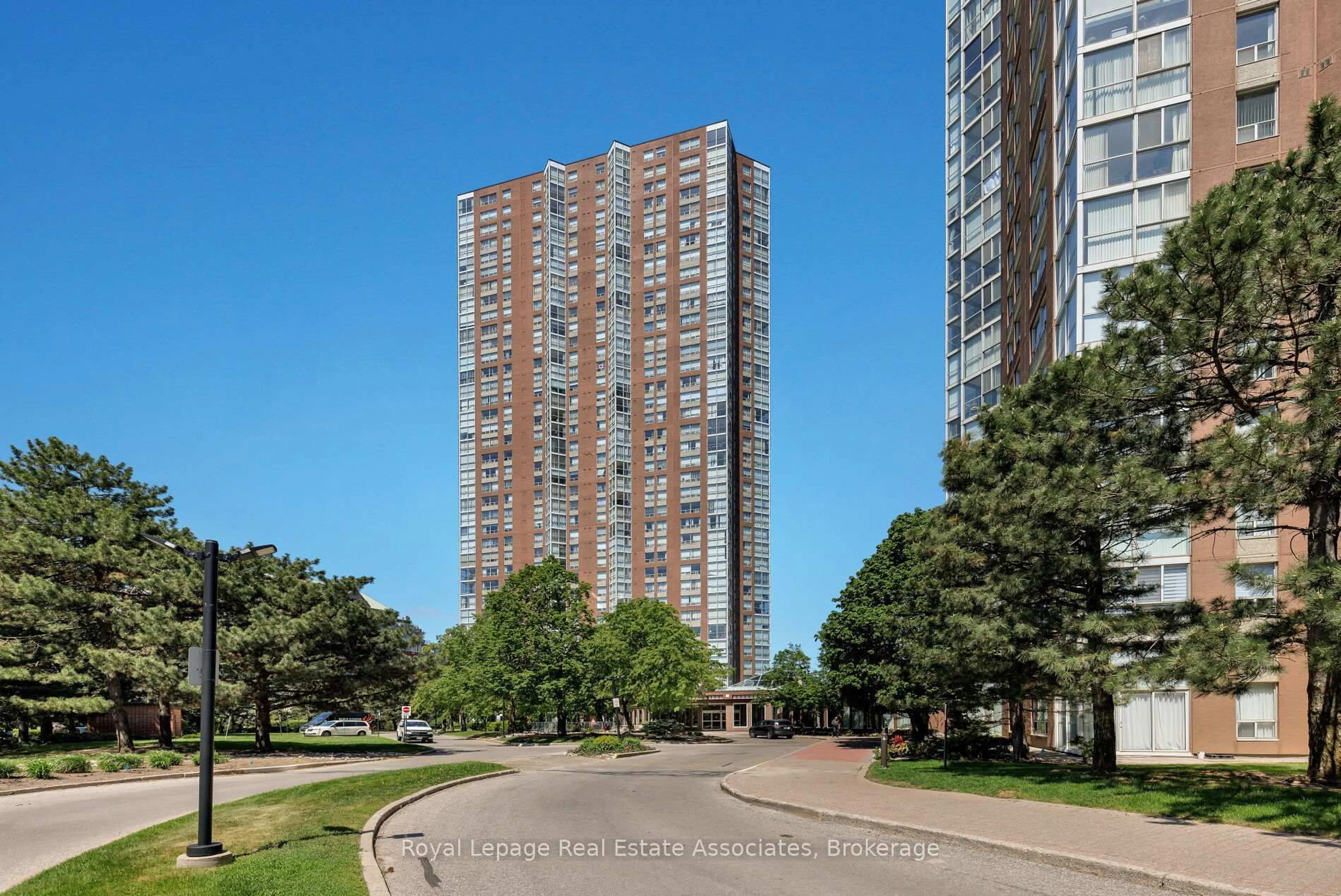 A pic from outside/outdoor area/front of a property/back of a property/a pic from drone, unknown for 7 Concorde Pl #411, Toronto Ontario M3C 3N4
