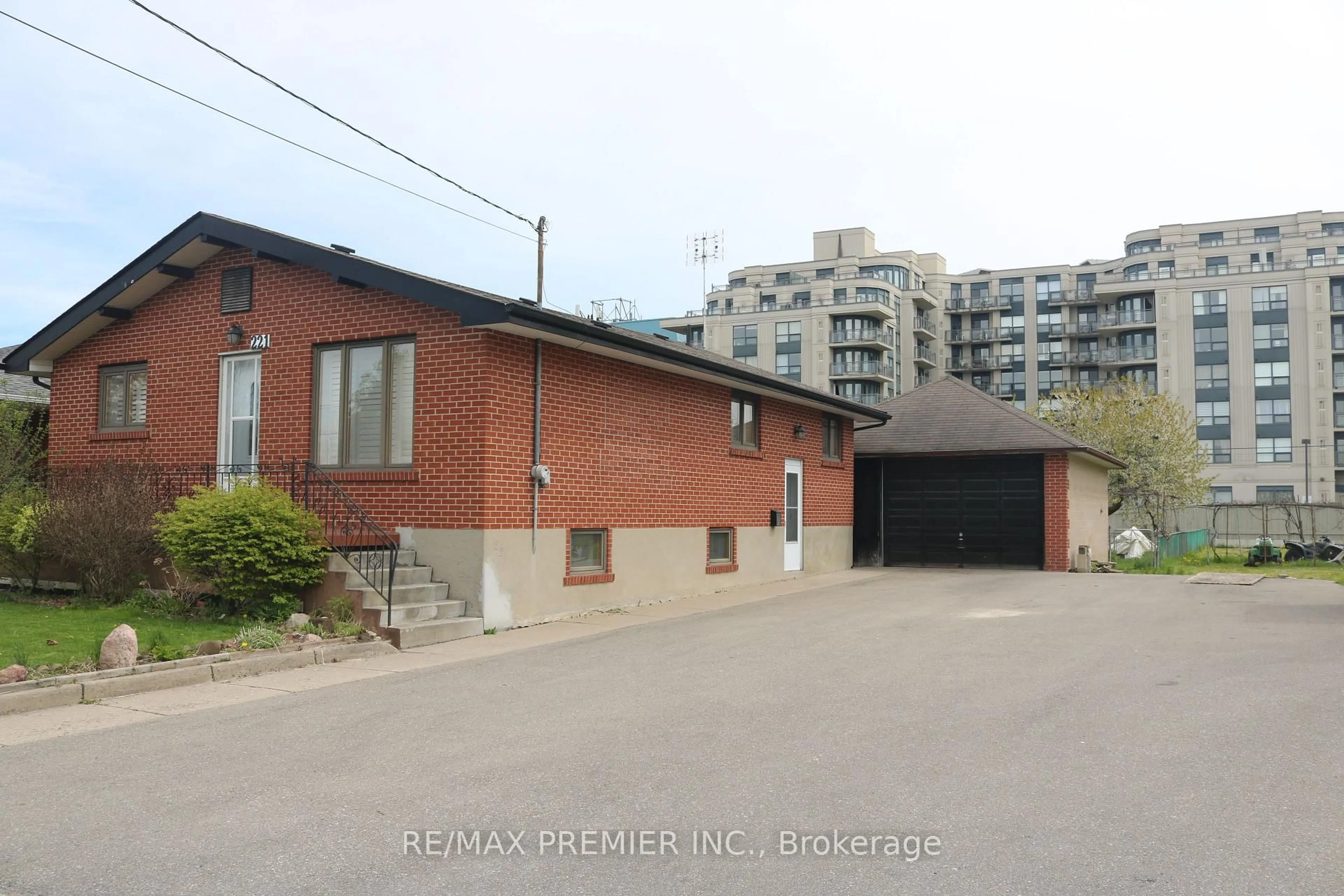 Unknown for 221 Cocksfield Ave, Toronto Ontario M3H 3T6