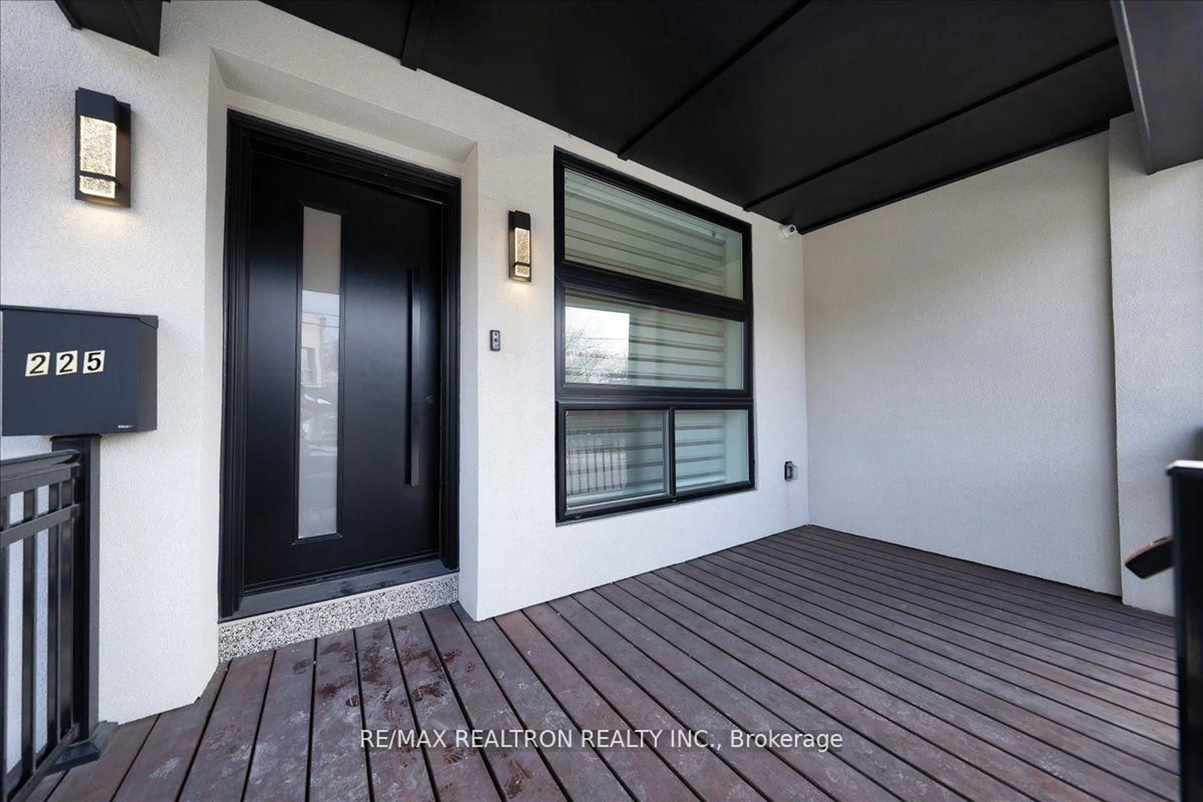 Indoor entryway for 225 Christie St, Toronto Ontario M6G 3B5