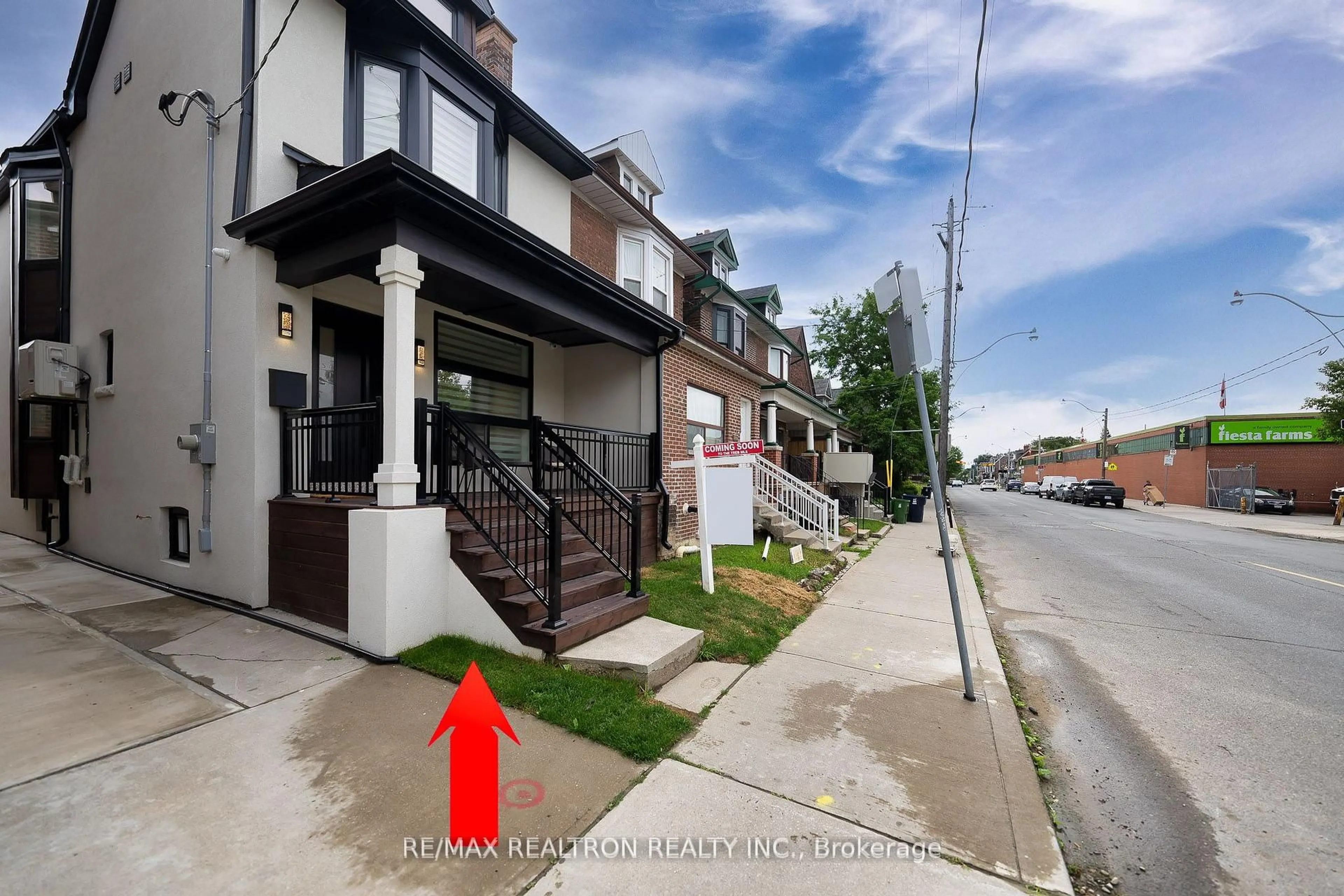 Unknown for 225 Christie St, Toronto Ontario M6G 3B5