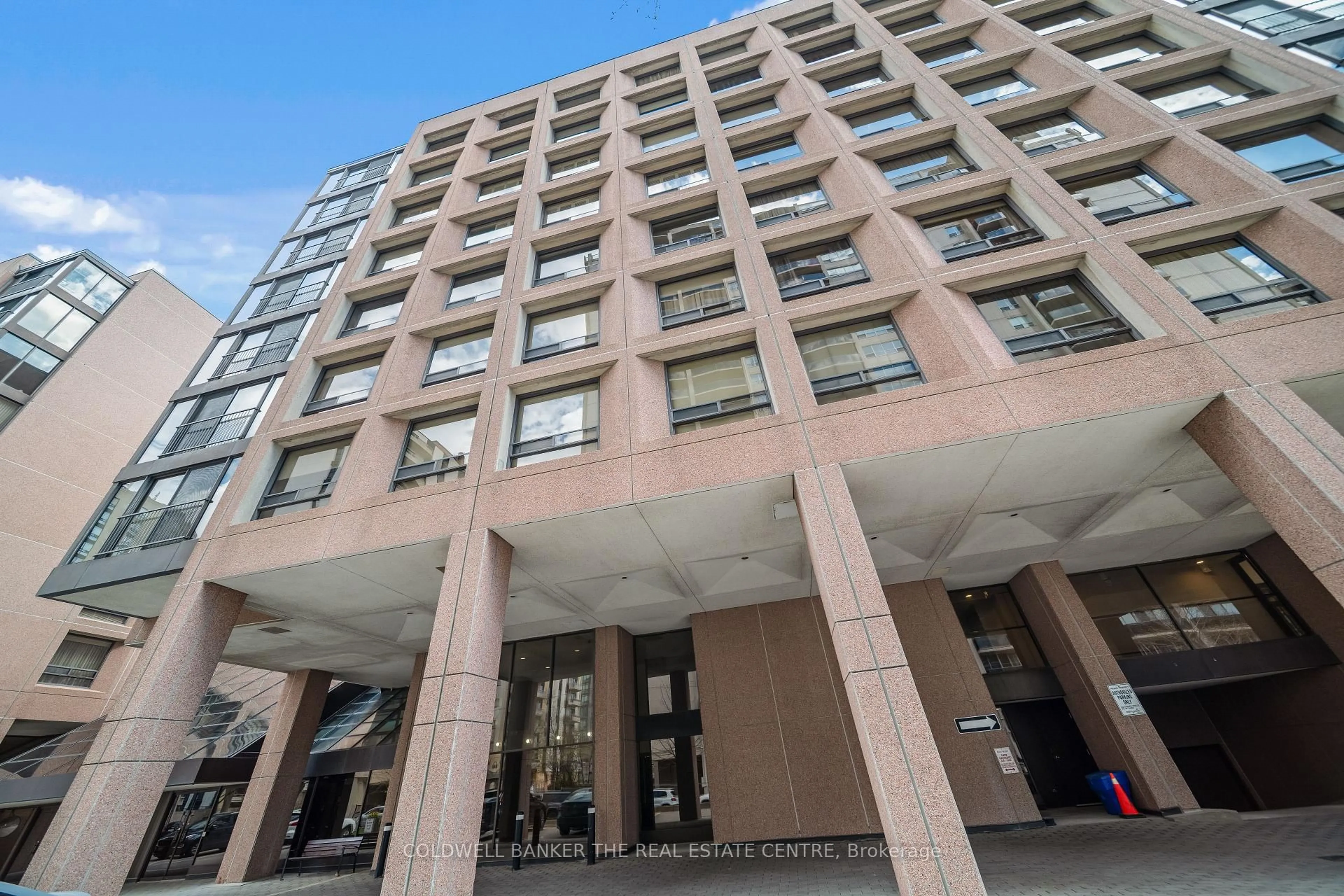 Indoor foyer for 447 Walmer Rd #206, Toronto Ontario M5P 2X9