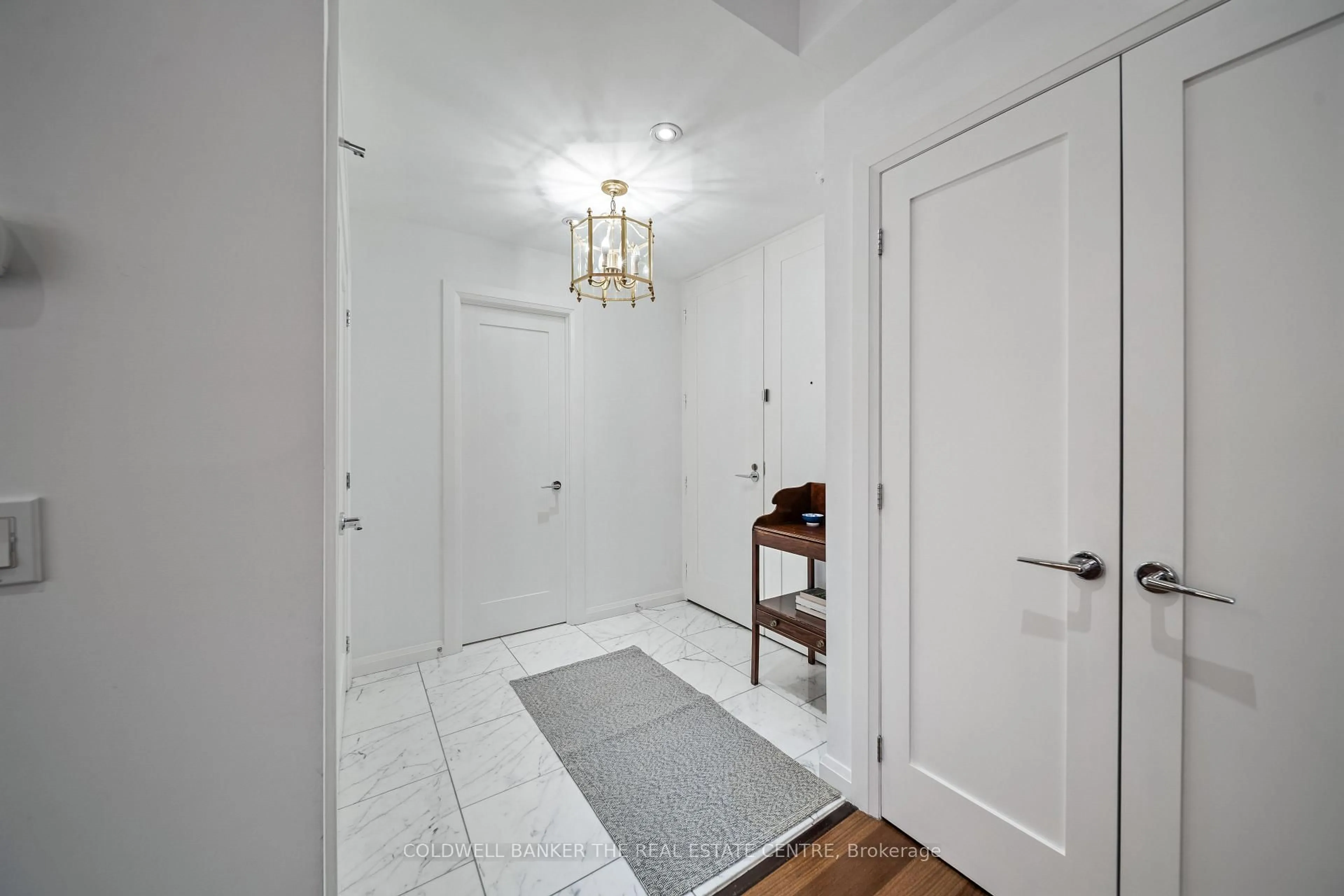 Indoor entryway for 447 Walmer Rd #206, Toronto Ontario M5P 2X9