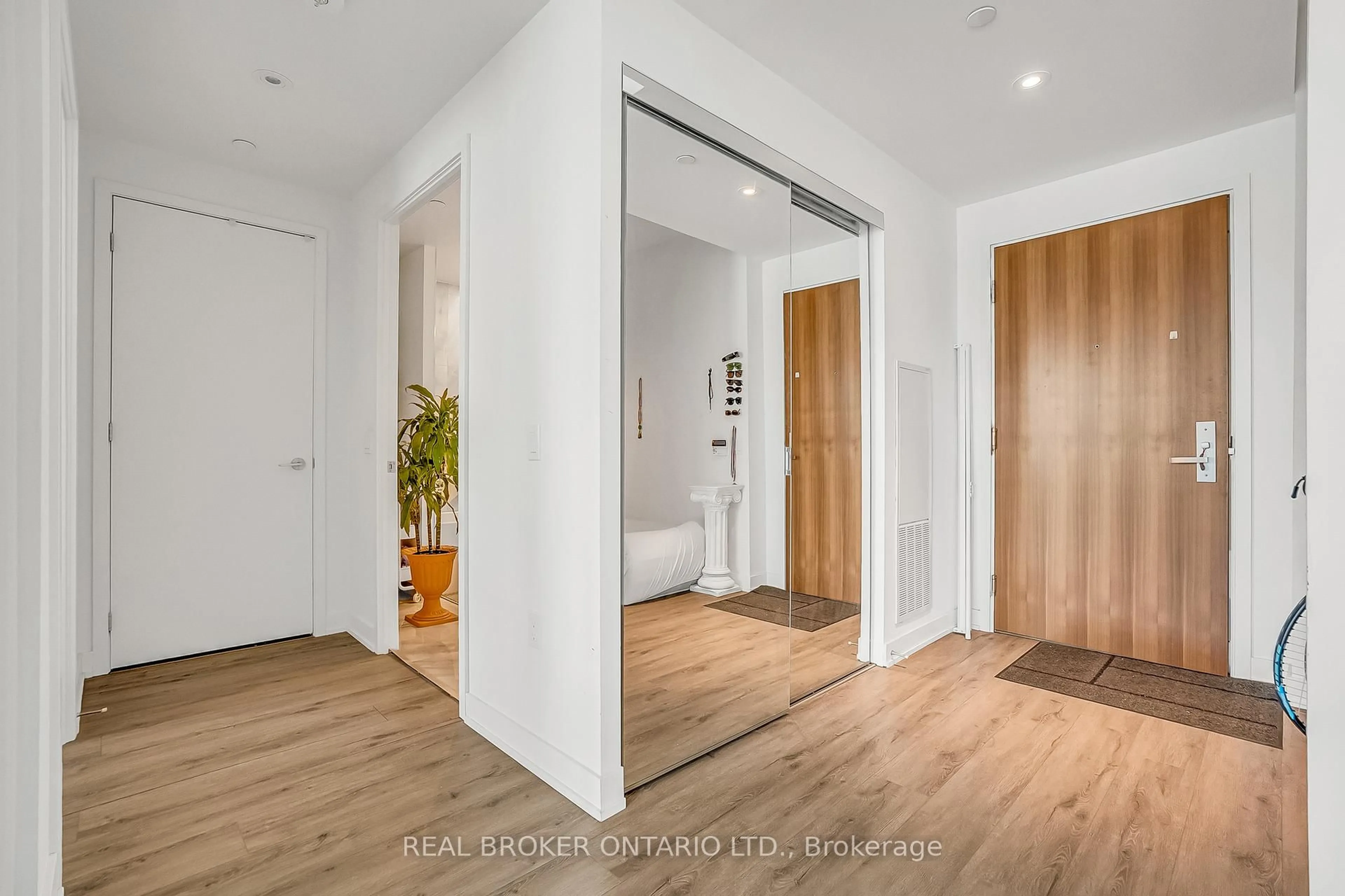 Indoor entryway for 15 Queens Quay #2706, Toronto Ontario M5E 0C5