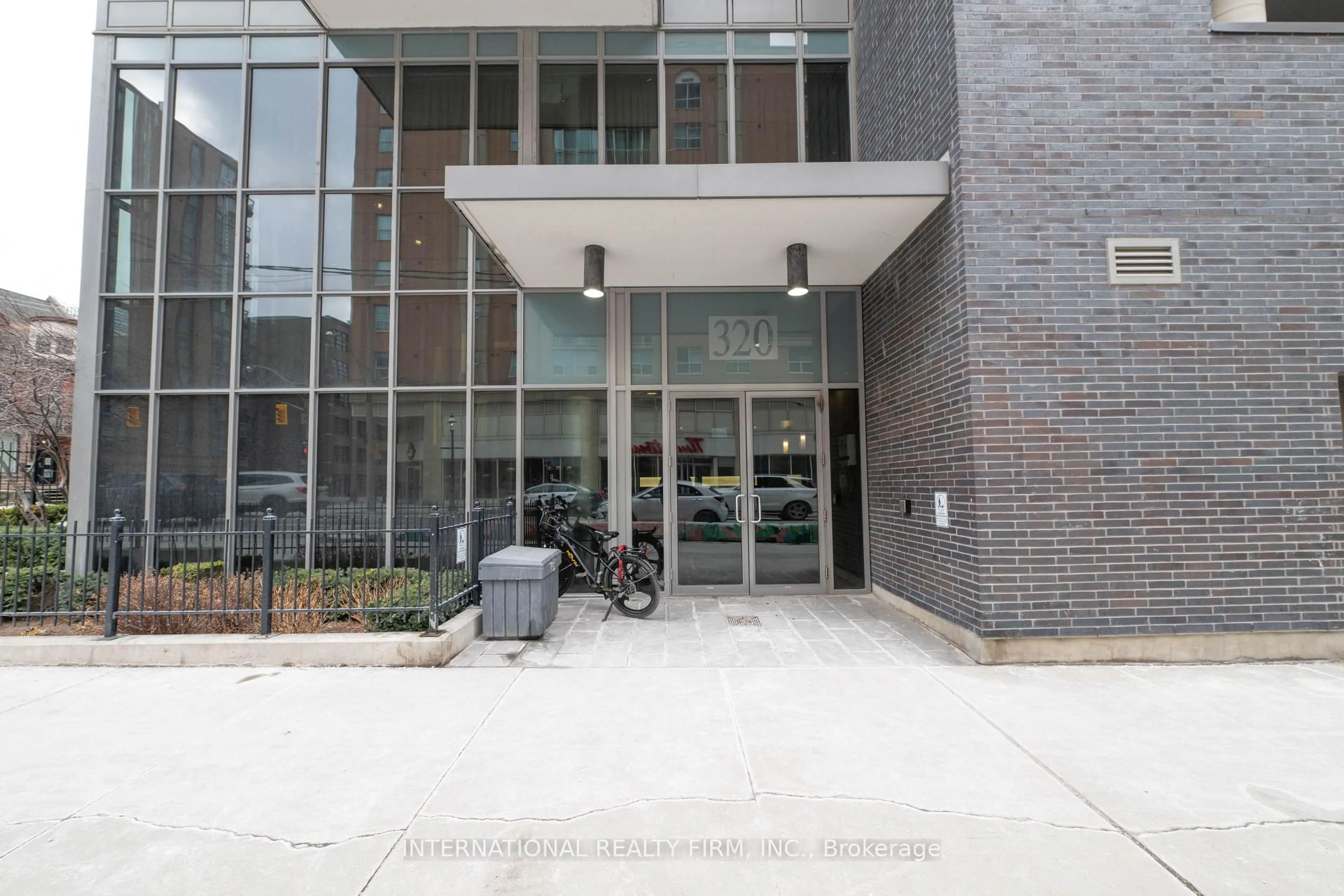 Indoor foyer for 320 Richmond St #208, Toronto Ontario M5A 1P9