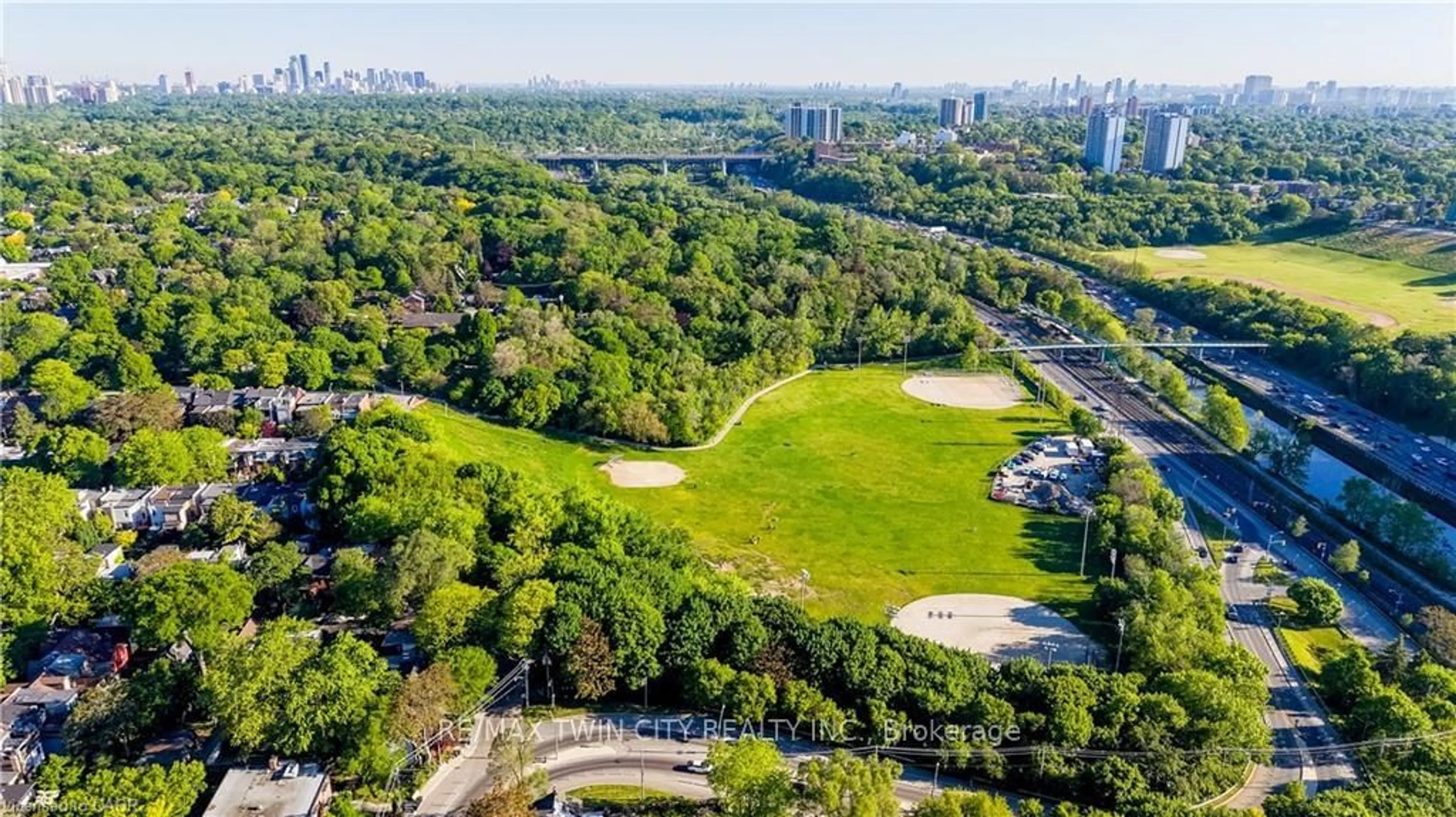 A pic from outside/outdoor area/front of a property/back of a property/a pic from drone, unknown for 130 RIVER St #2904, Toronto Ontario M5A 0R8