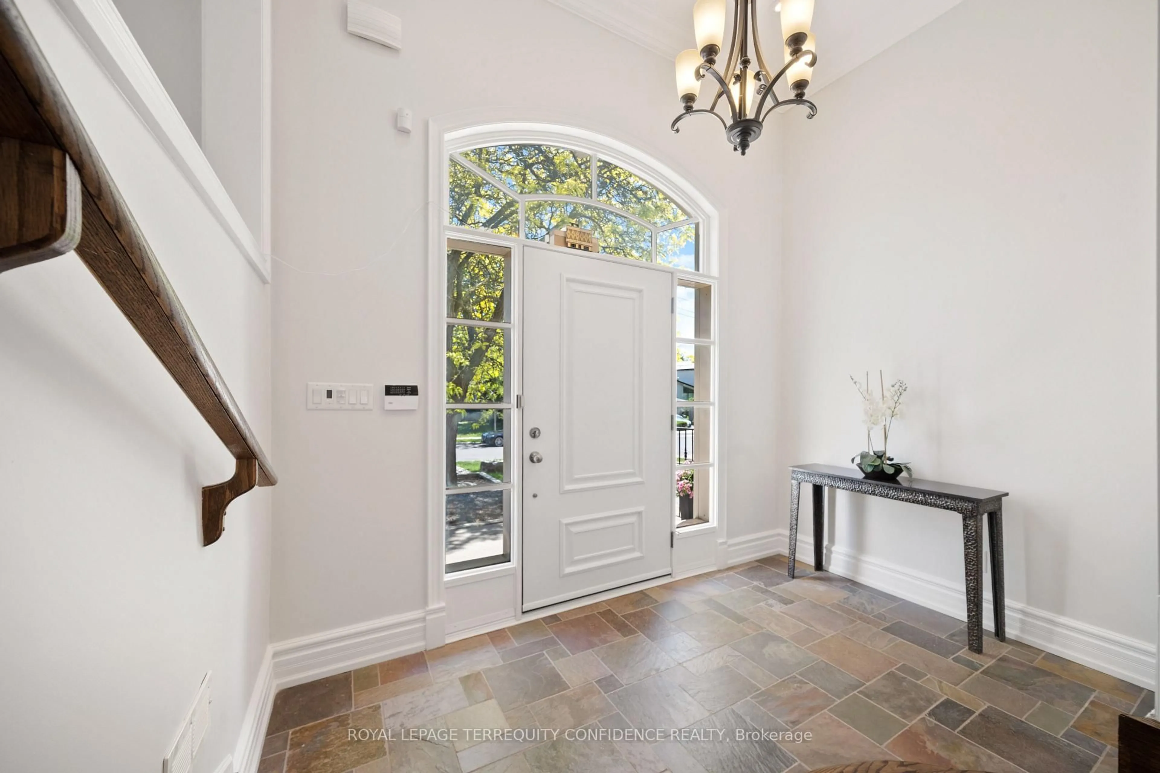 Indoor entryway for 466A Ellerslie Ave, Toronto Ontario M2R 1C4