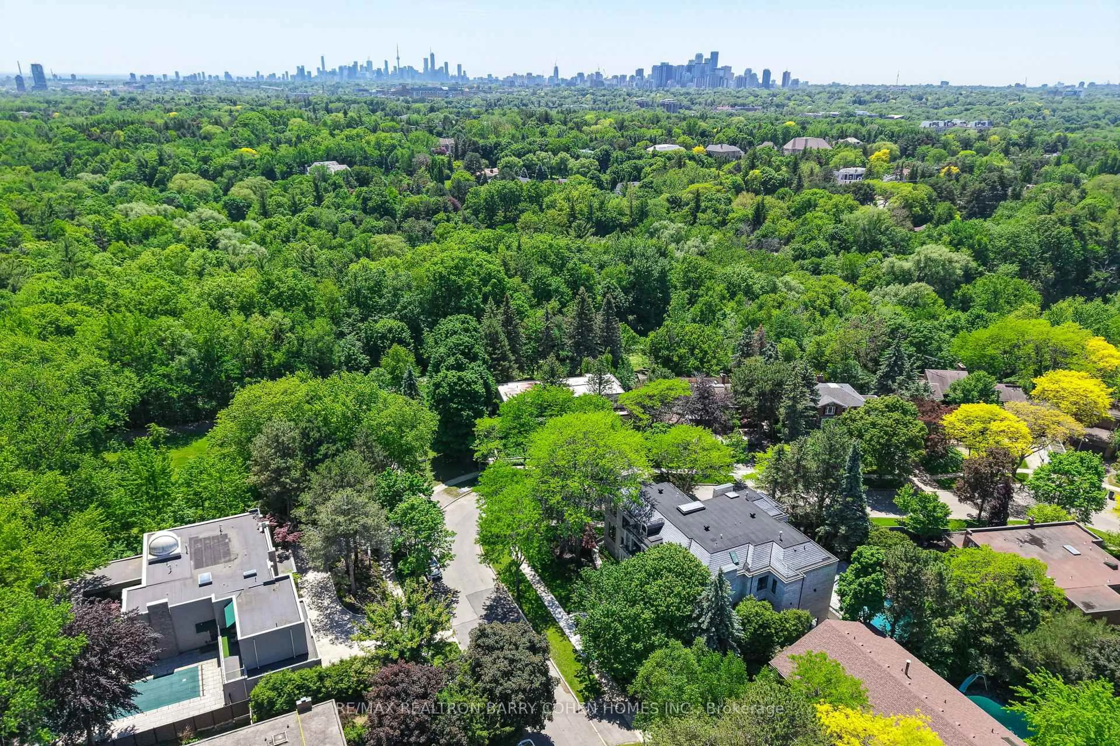 A pic from outside/outdoor area/front of a property/back of a property/a pic from drone, unknown for 27 Penwood Cres, Toronto Ontario M3B 3B1