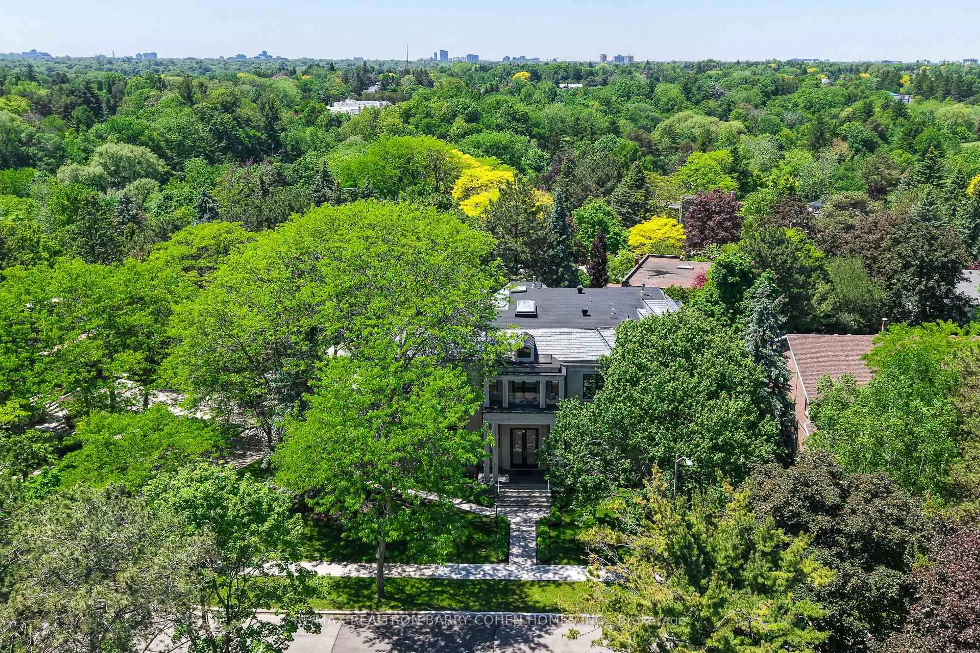 A pic from outside/outdoor area/front of a property/back of a property/a pic from drone, unknown for 27 Penwood Cres, Toronto Ontario M3B 3B1