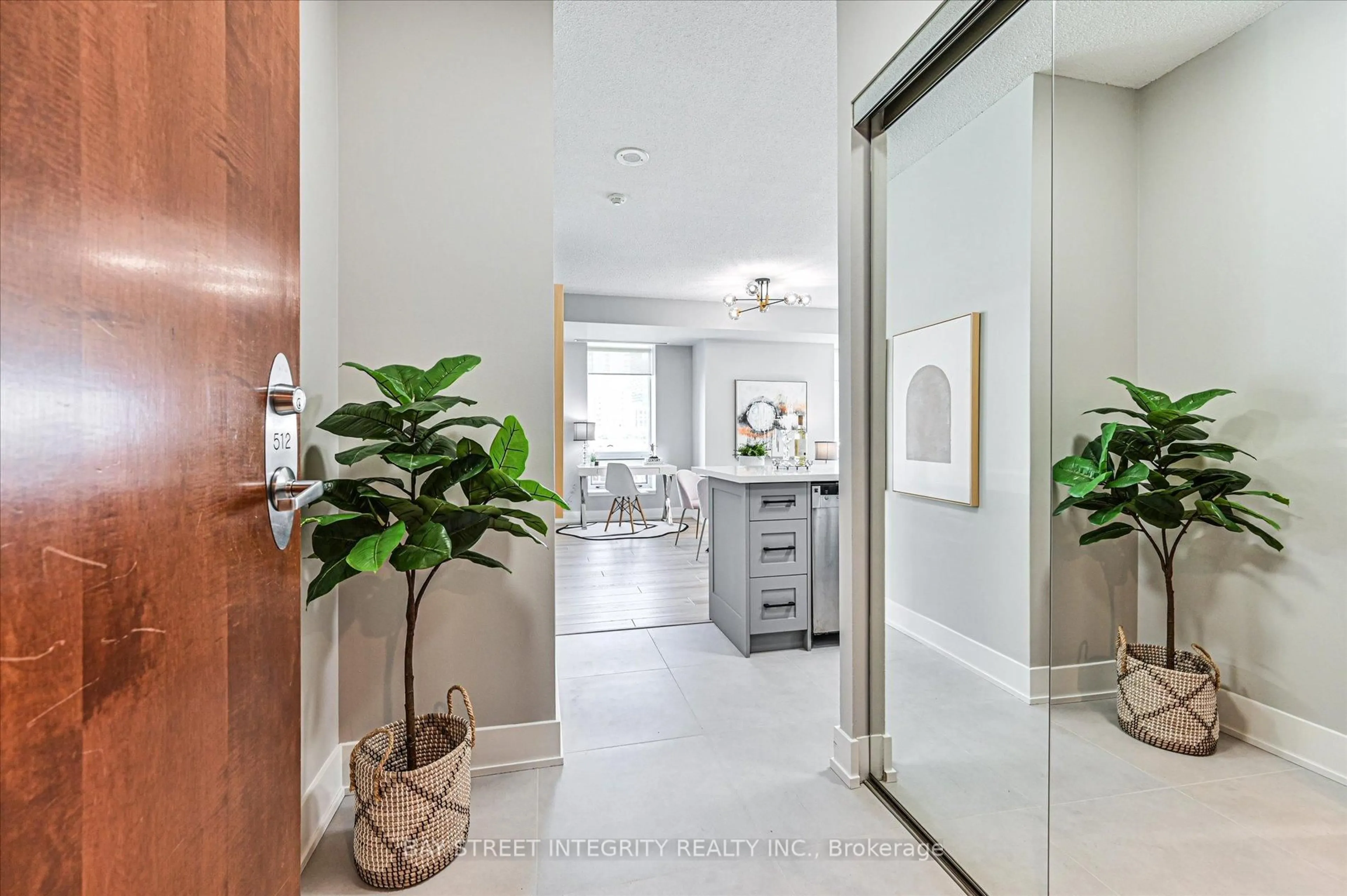 Indoor entryway for 500 Queens Quay #512W, Toronto Ontario M5V 3K8