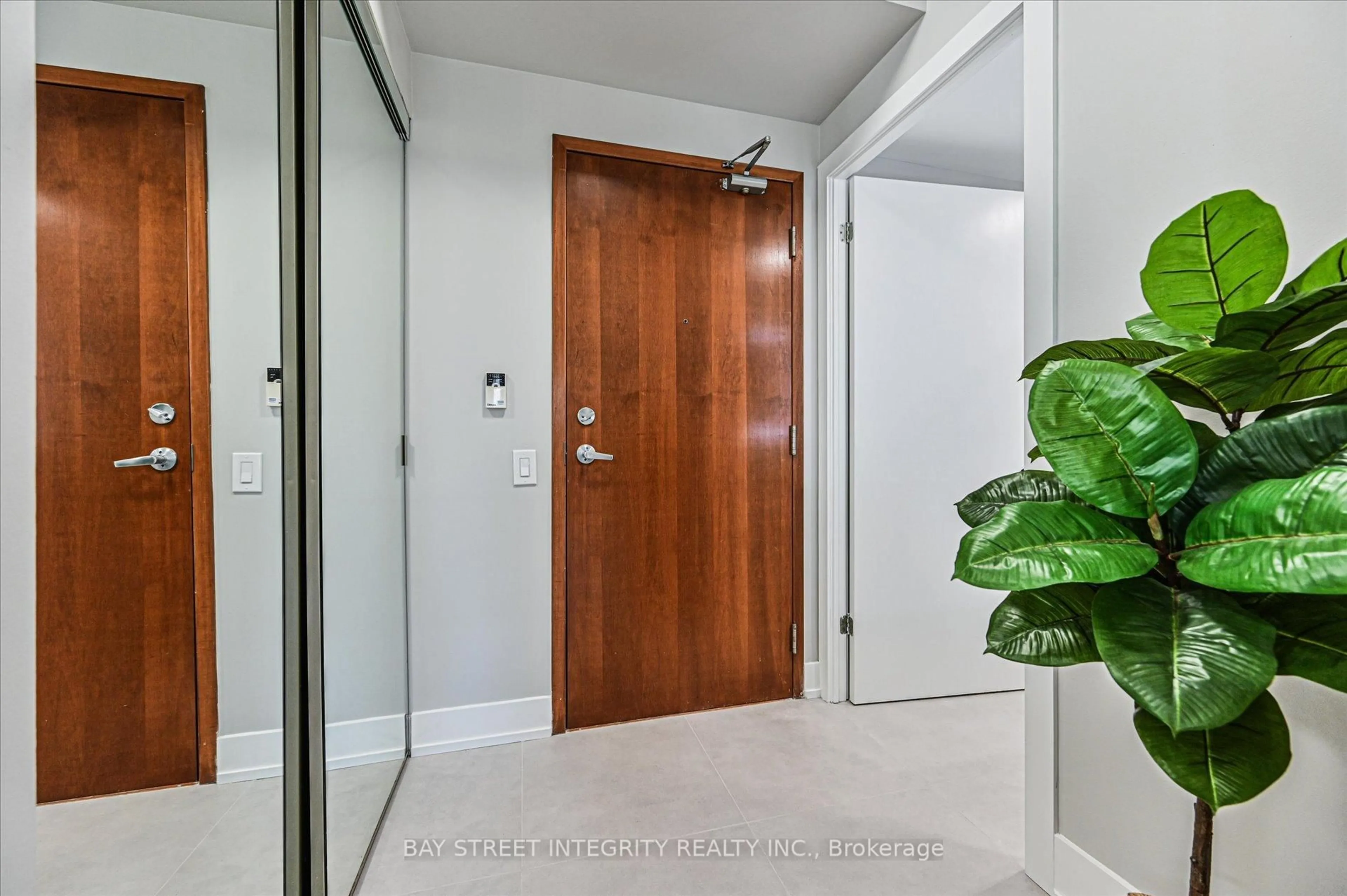 Indoor entryway for 500 Queens Quay #512W, Toronto Ontario M5V 3K8