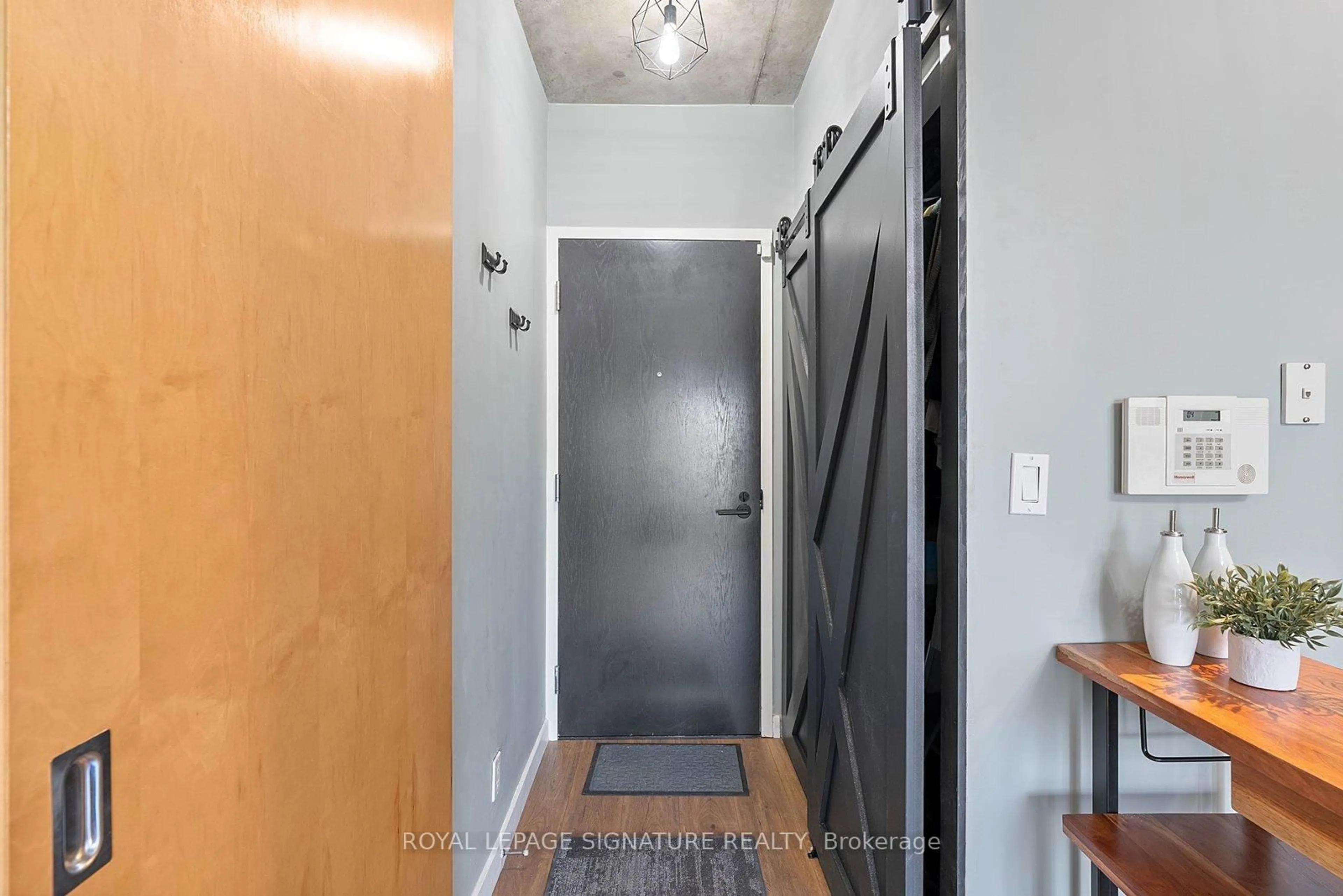 Indoor entryway for 1 Shaw St #411, Toronto Ontario M6K 0A1