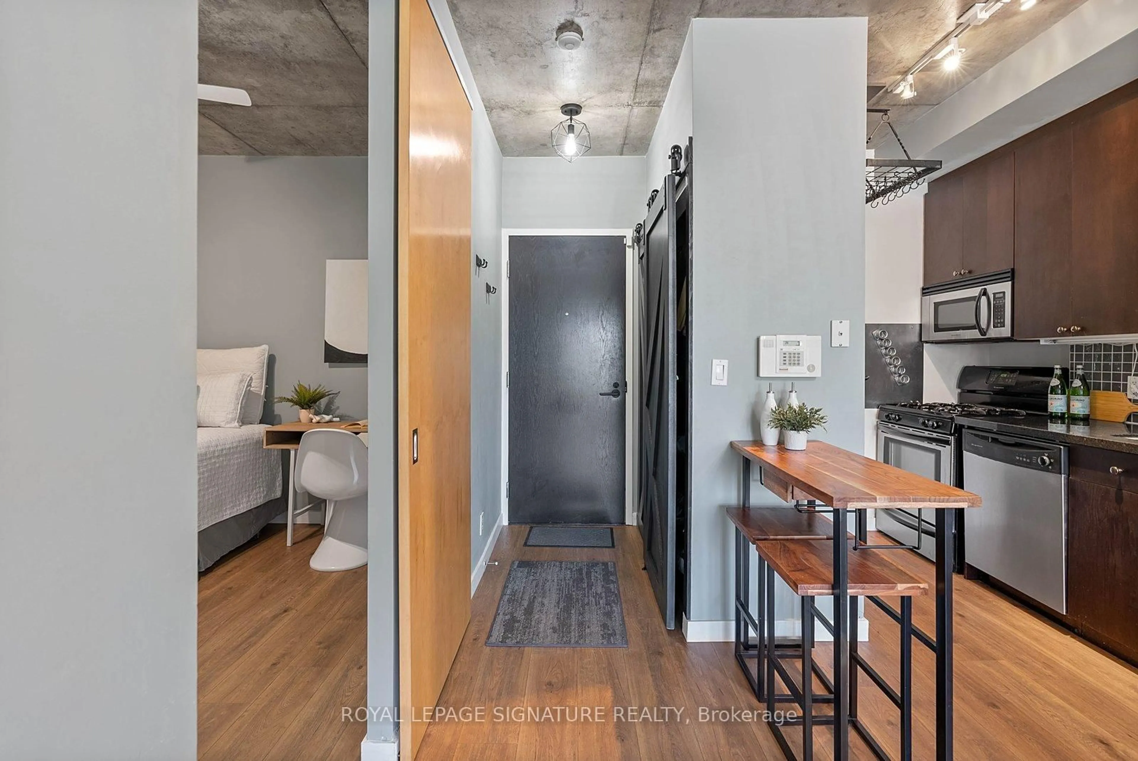 Indoor entryway for 1 Shaw St #411, Toronto Ontario M6K 0A1