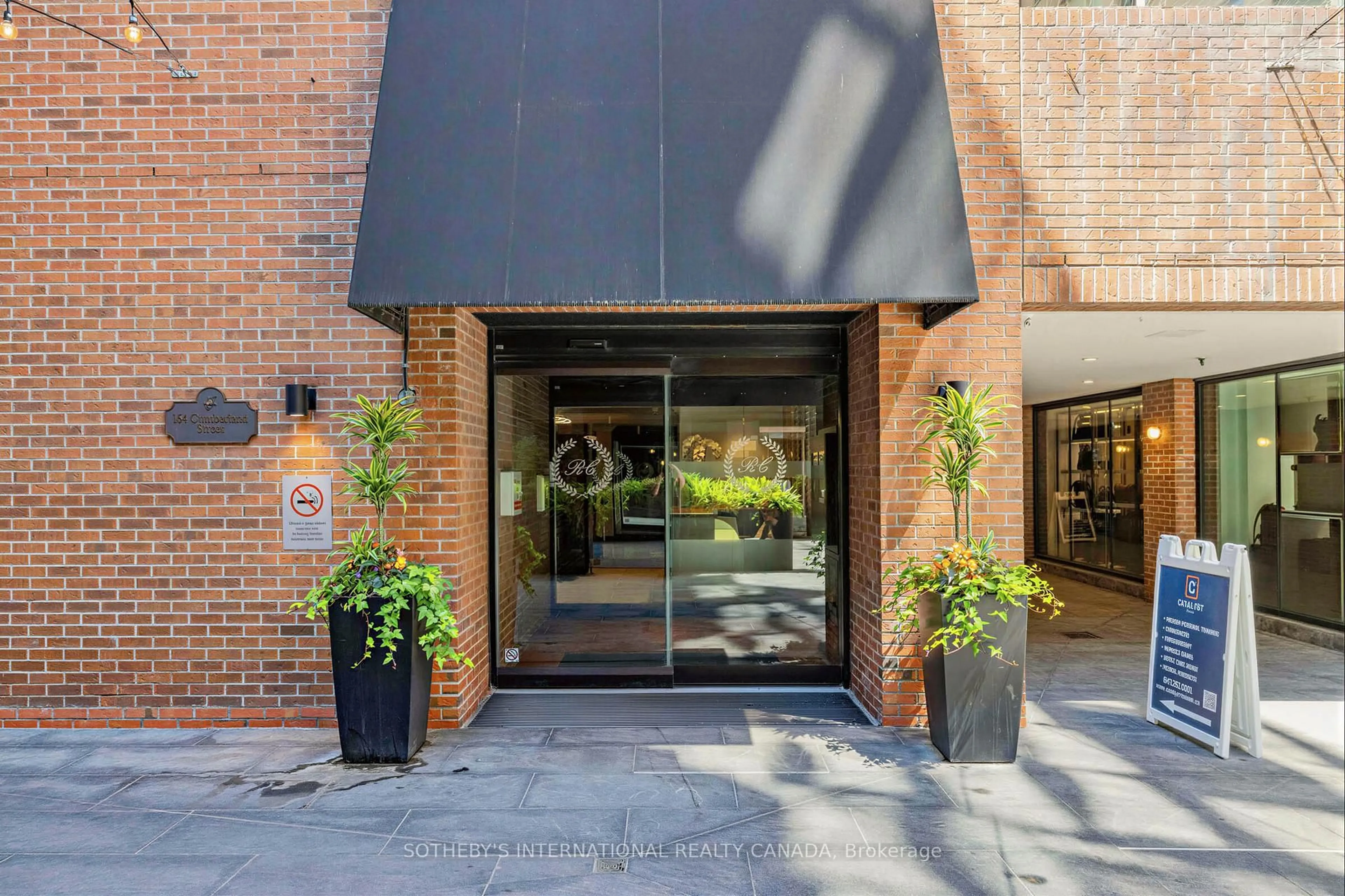 Indoor foyer for 164 Cumberland St #606, Toronto Ontario M5R 1A8