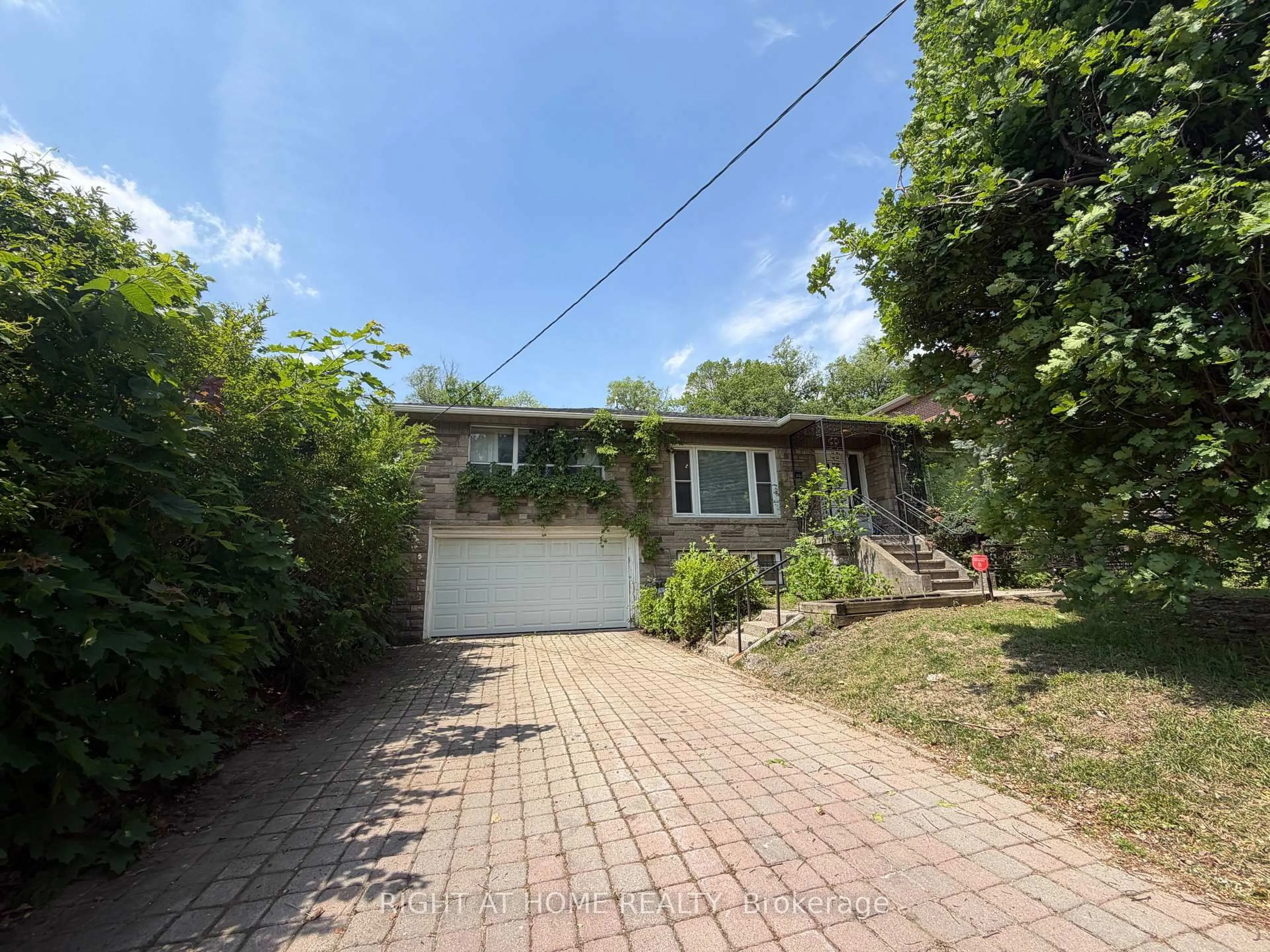 A pic from outside/outdoor area/front of a property/back of a property/a pic from drone, street for 36 Forest Wood, Toronto Ontario M5N 2V9