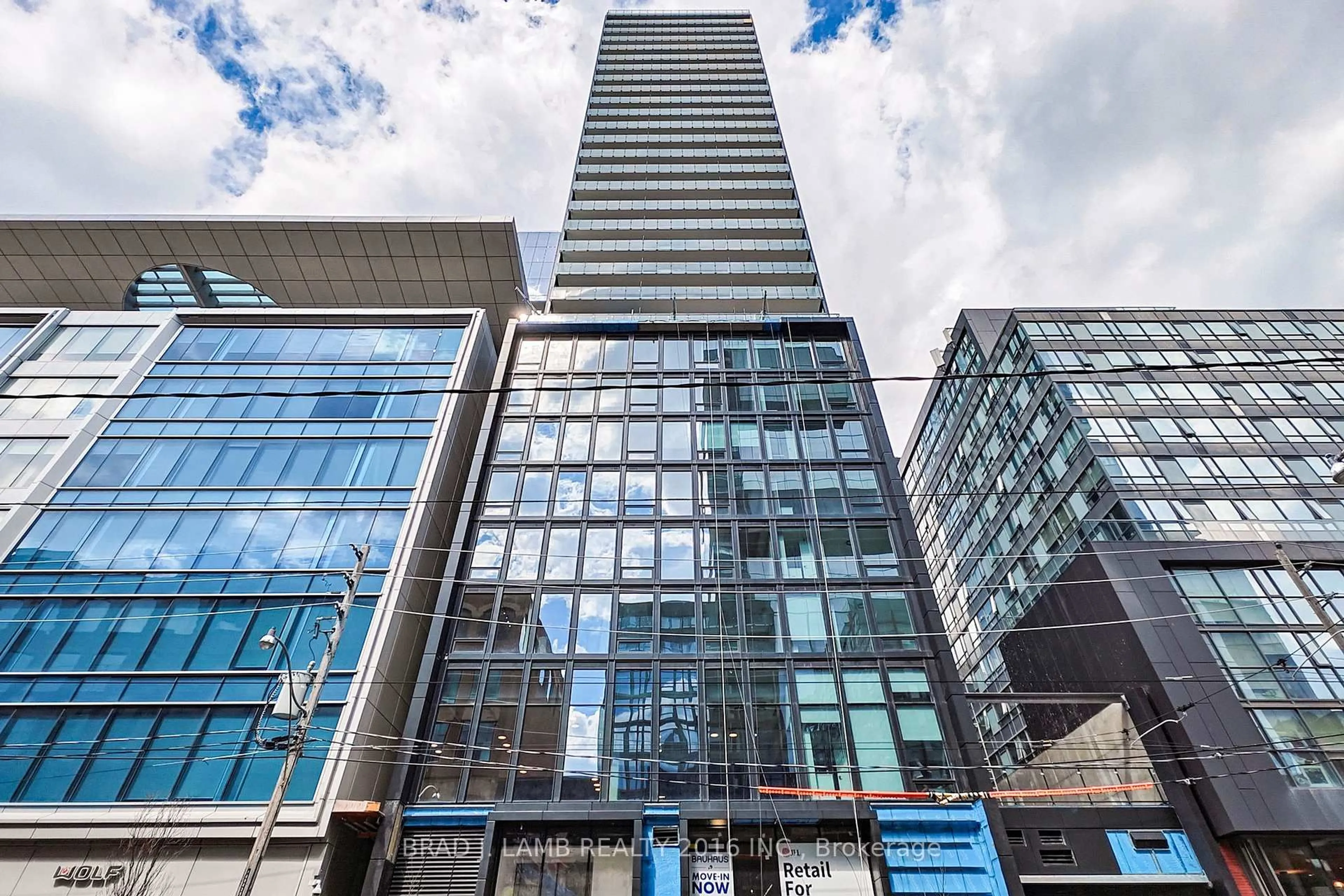 Indoor foyer for 284 King St #1505, Toronto Ontario M5A 1K4