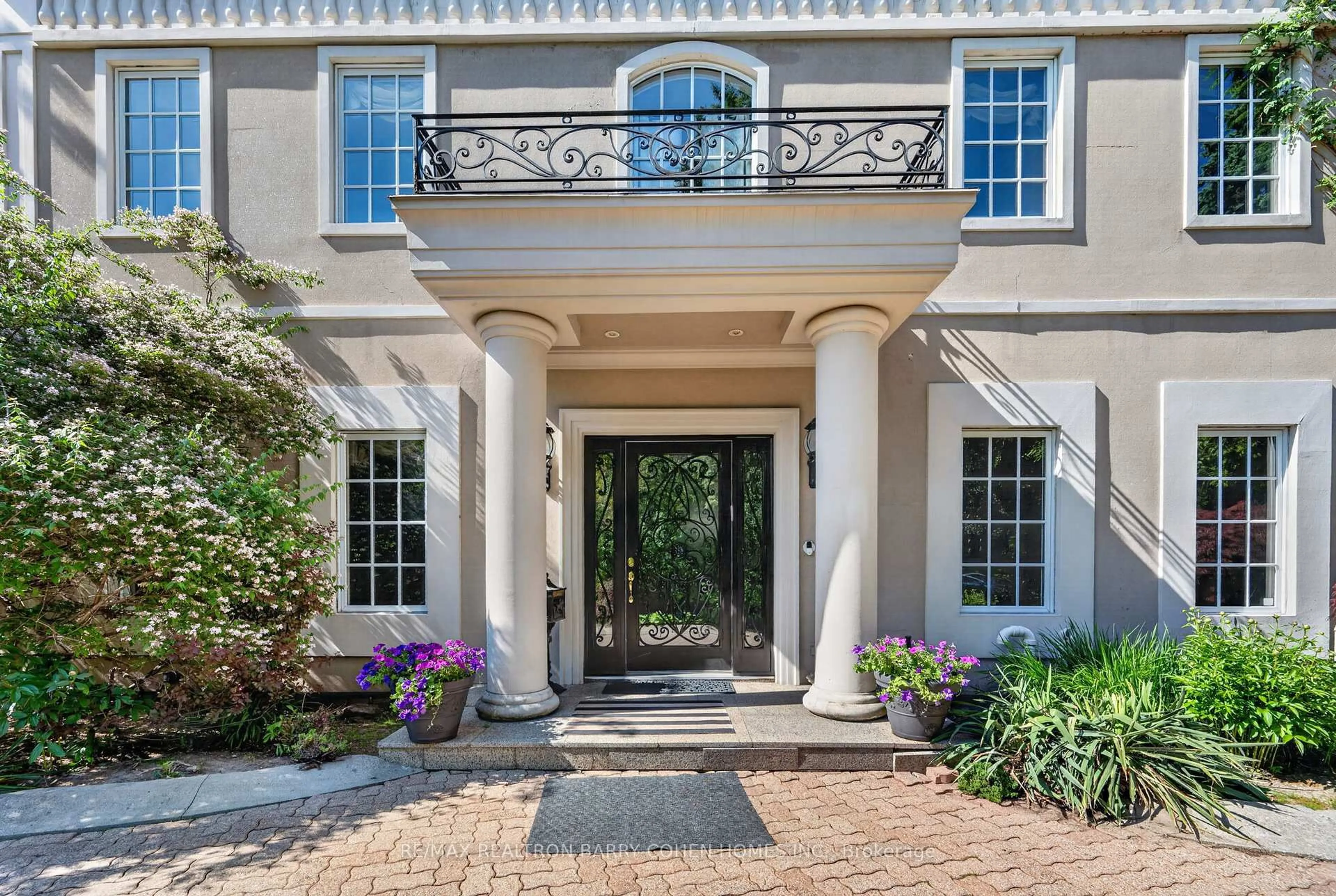 Indoor entryway for 21 Fifeshire Rd, Toronto Ontario M2L 2G4
