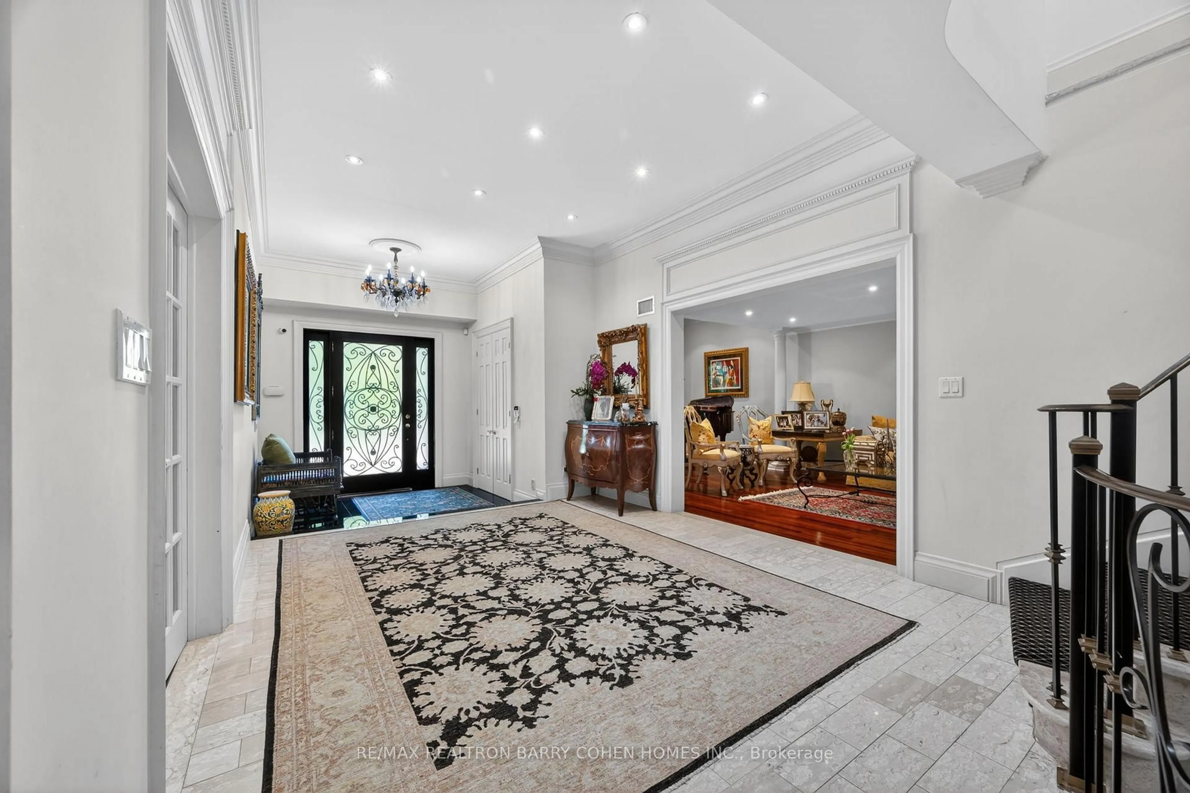Indoor foyer for 21 Fifeshire Rd, Toronto Ontario M2L 2G4