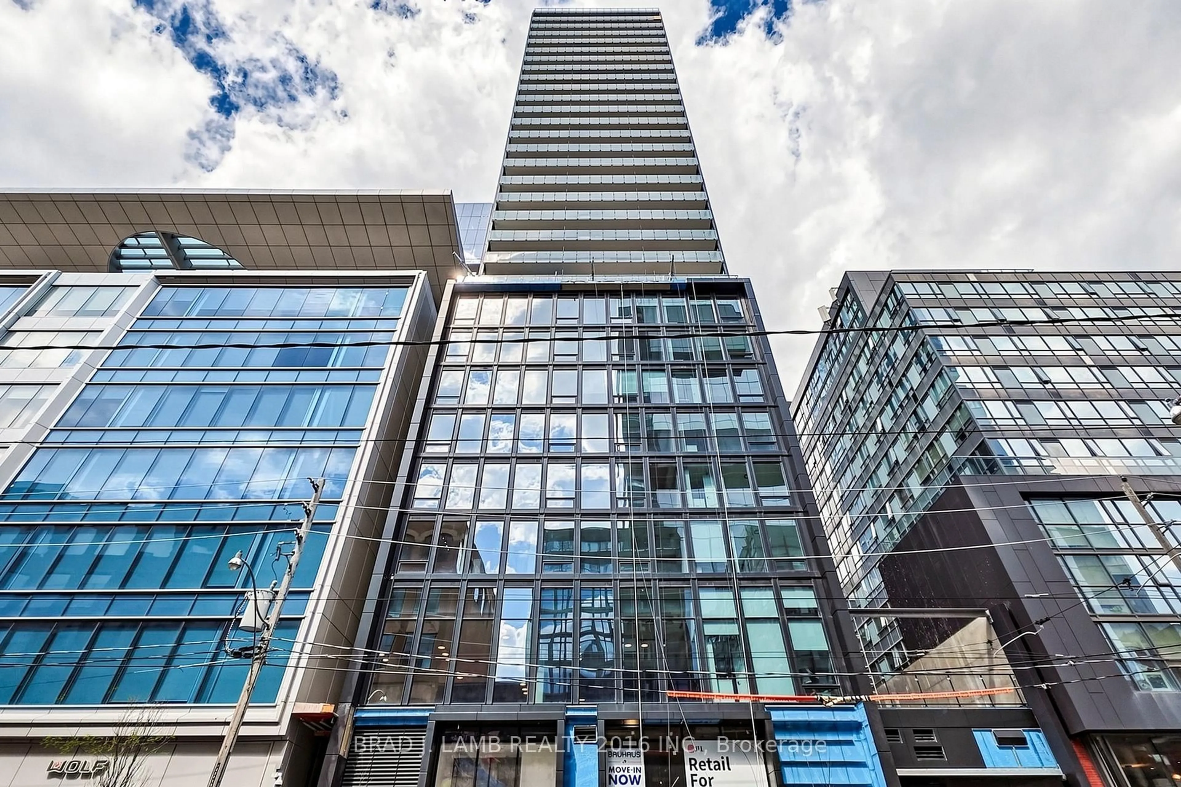 Indoor foyer for 284 King St #2903, Toronto Ontario M5A 1K4