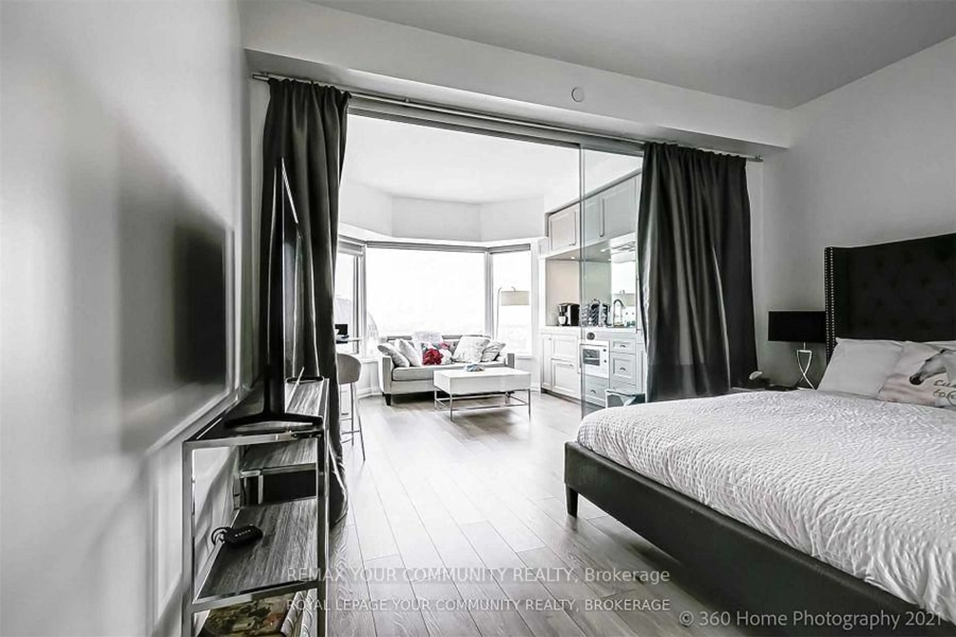 Bedroom with bed, unknown for 155 Yorkville Ave #3115, Toronto Ontario M5R 0B4