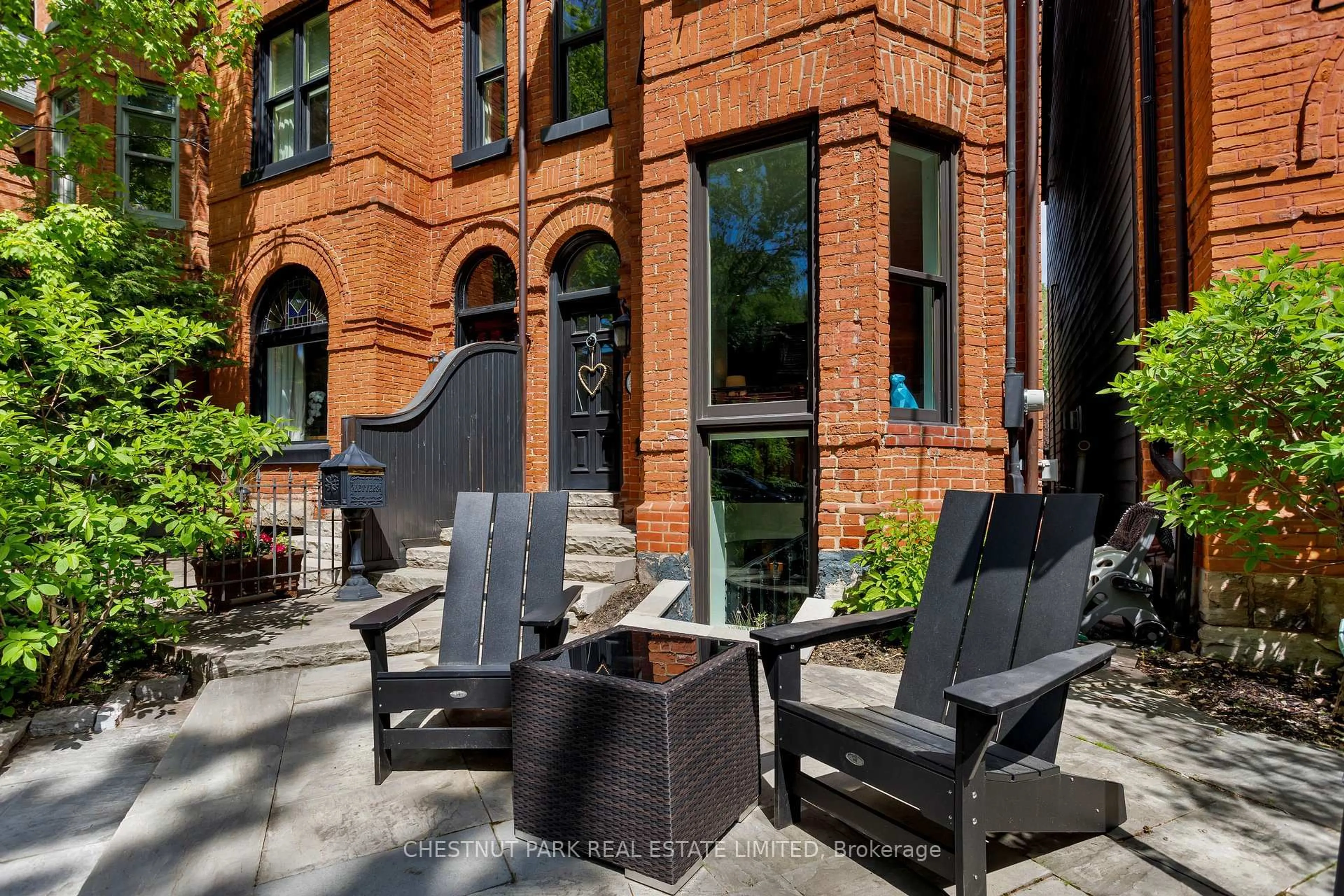 Patio, street for 466 Wellesley St, Toronto Ontario M4X 1H9