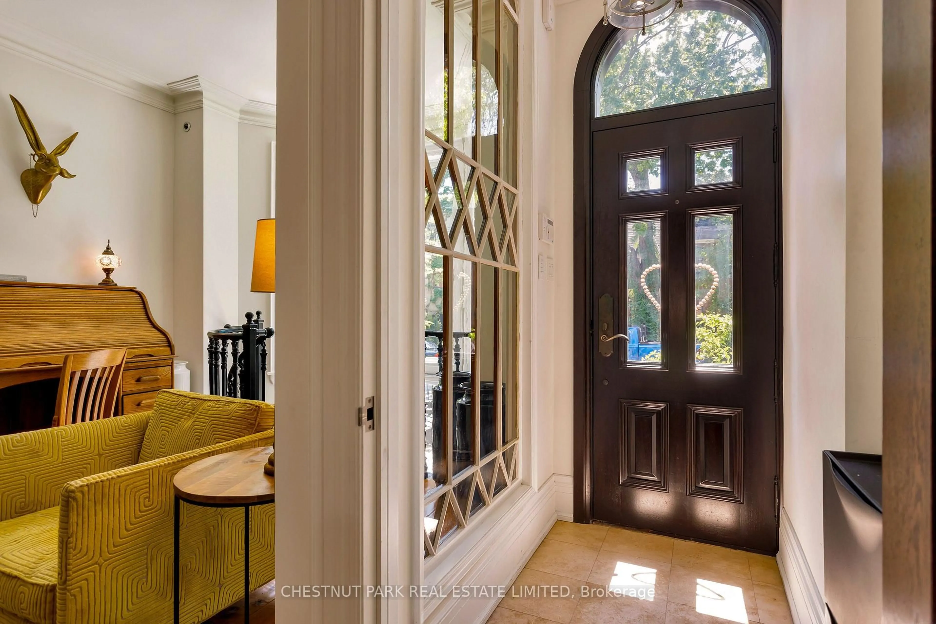 Indoor entryway for 466 Wellesley St, Toronto Ontario M4X 1H9