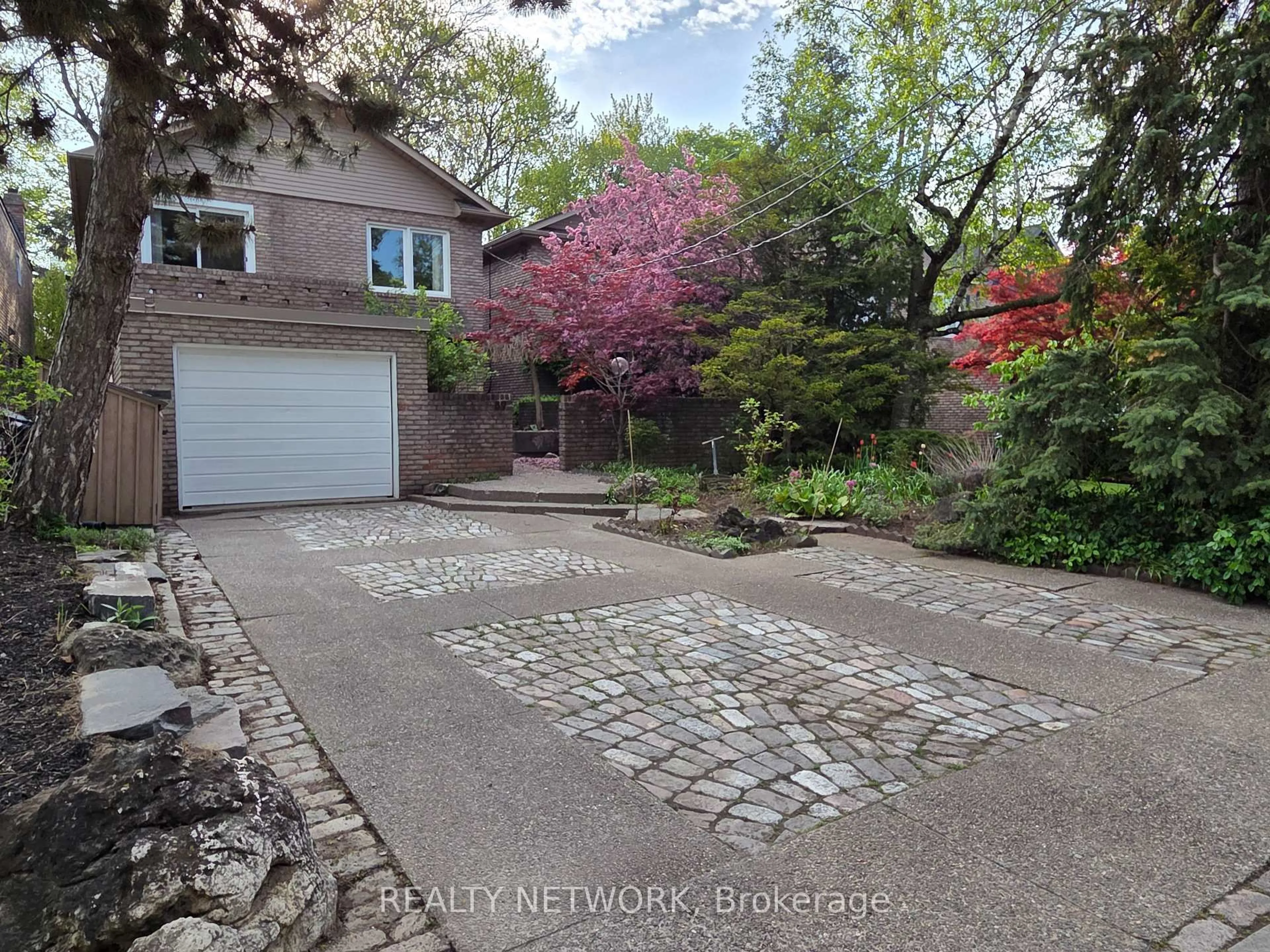 A pic from outside/outdoor area/front of a property/back of a property/a pic from drone, street for 89 Elmsthorpe Ave, Toronto Ontario M5P 2L8